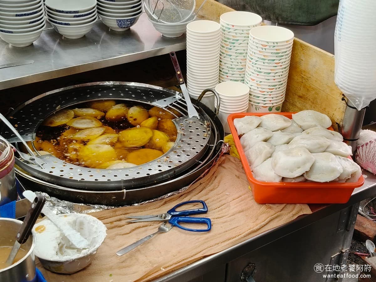 嘉家樂肉丸大甲 嘉家樂肉丸大甲菜單 嘉家樂肉丸大甲推薦 大甲區美食 大甲美食 台灣小吃 肉圓 內餡的部分也跟一般肉圓店不太一樣,用的不是碎肉餡,而是整塊的豬肉片或小肉排,搭配筍丁帶點五香氣味,吃起來比較扎實有嚼勁。 @在地老饕阿府