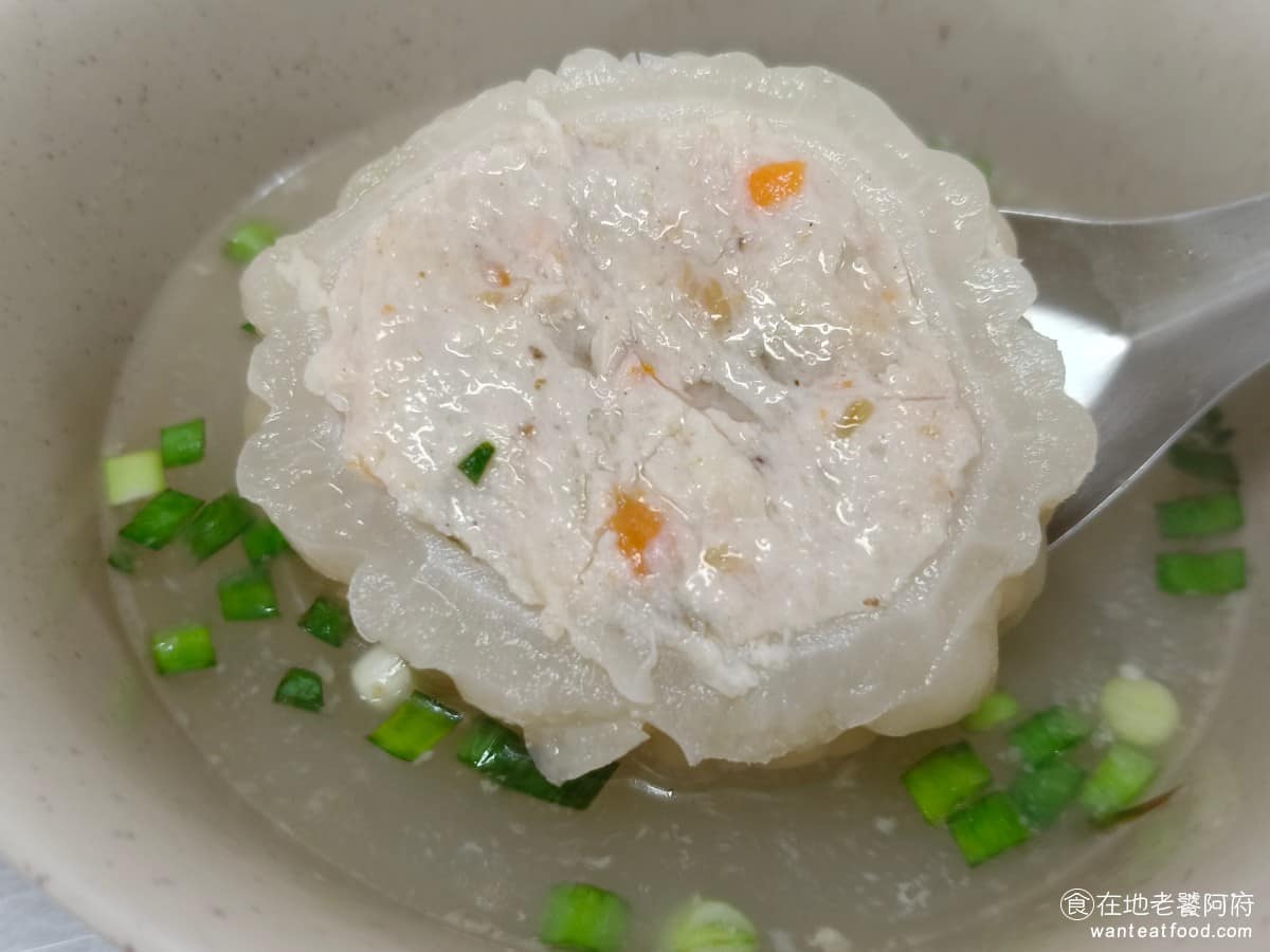 嘉家樂肉丸大甲 嘉家樂肉丸大甲菜單 嘉家樂肉丸大甲推薦 大甲區美食 大甲美食 台灣小吃 肉圓 苦瓜裡面包的內餡,吃起來像火鍋料,味道比較普通,苦瓜本身吃起來沒什麼苦味,湯的部分也沒苦味,所以相較起來,個人覺得豆腐肉湯比較吸引人。 @在地老饕阿府