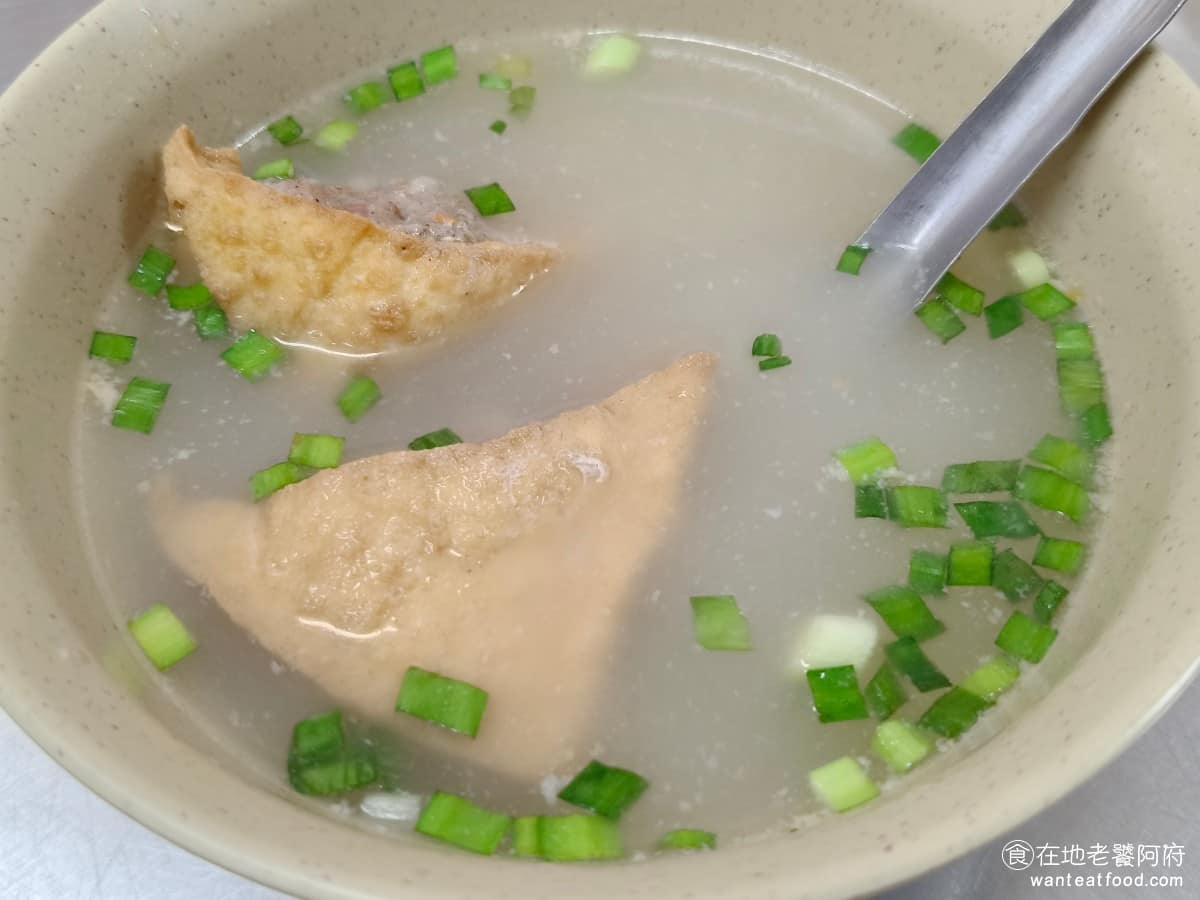 嘉家樂肉丸大甲 嘉家樂肉丸大甲菜單 嘉家樂肉丸大甲推薦 大甲區美食 大甲美食 台灣小吃 肉圓 豆腐肉湯 湯裡有兩塊傳統板豆腐,湯頭略帶乳白色,加了韭菜提味,鹹度不高帶一點微甜,豆腐本身的黃豆香氣沒有被湯頭蓋過去,喝起來屬於簡單樸實的古早味湯品。 @在地老饕阿府