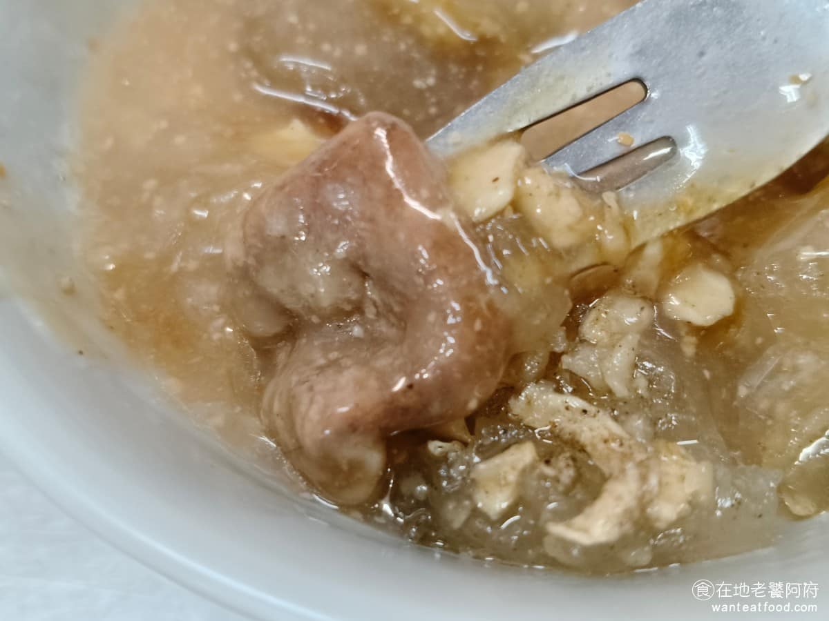 嘉家樂肉丸大甲 嘉家樂肉丸大甲菜單 嘉家樂肉丸大甲推薦 大甲區美食 大甲美食 台灣小吃 肉圓 裡面的豬肉醃製得很入味,也可以吃得到淡淡的黑胡椒香味,味道上都還行,只不過口感也是比預期的硬一點。 @在地老饕阿府