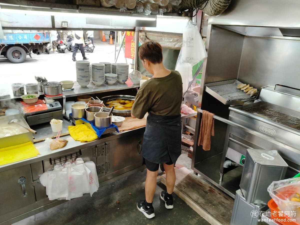 嘉家樂肉丸大甲 嘉家樂肉丸大甲菜單 嘉家樂肉丸大甲推薦 大甲區美食 大甲美食 台灣小吃 肉圓 出餐速度算快,肉圓多半在 5~10 分鐘內就能上桌,就算脆皮肉圓需要現炸,也不用等太久。老闆娘記性不錯,就算沒有紙本菜單,點餐報品項也不太會出錯。 @在地老饕阿府
