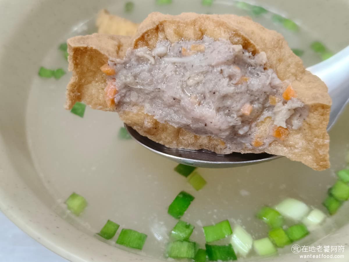 嘉家樂肉丸大甲 嘉家樂肉丸大甲菜單 嘉家樂肉丸大甲推薦 大甲區美食 大甲美食 台灣小吃 肉圓 豆腐裡面包的,吃起來有淡淡的黑胡椒味,口味比較偏重,而且有一點辣。如果想吃清爽一點的人,可以直接點豆腐湯。 @在地老饕阿府