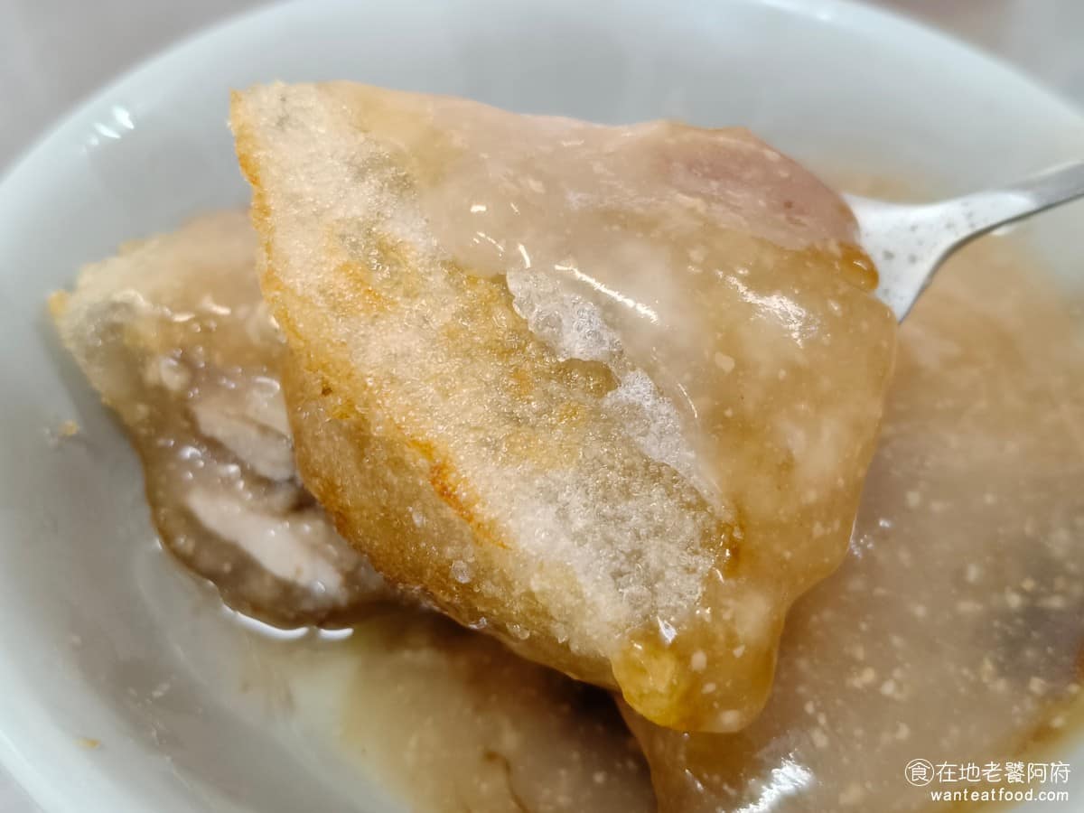 嘉家樂肉丸大甲 嘉家樂肉丸大甲菜單 嘉家樂肉丸大甲推薦 大甲區美食 大甲美食 台灣小吃 肉圓 外皮真的很酥,而且吃起來不會很硬,這點處理得很好,而且還帶有一點焦香,好吃到我先把皮吃光才吃肉,個人覺得比Q肉圓的更好吃。 @在地老饕阿府