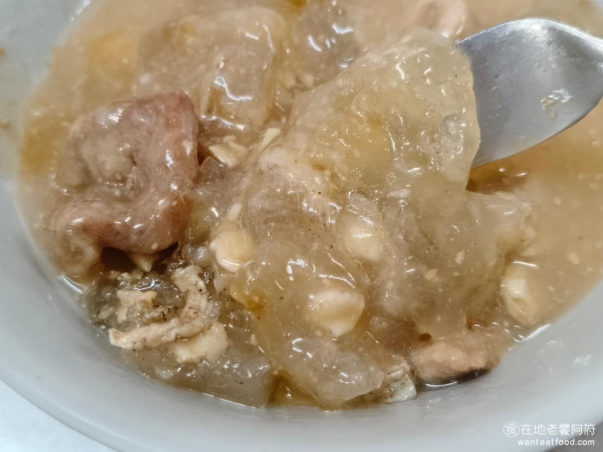 嘉家樂肉丸大甲 嘉家樂肉丸大甲菜單 嘉家樂肉丸大甲推薦 大甲區美食 大甲美食 台灣小吃 肉圓 相較於肉,皮的部分真的很Q,而且是又軟又Q,吃起來很舒服,一不小心,皮都吃光了,但Q還剩下許多。但吃到底部,其實會發現,底部還蠻油的。 @在地老饕阿府