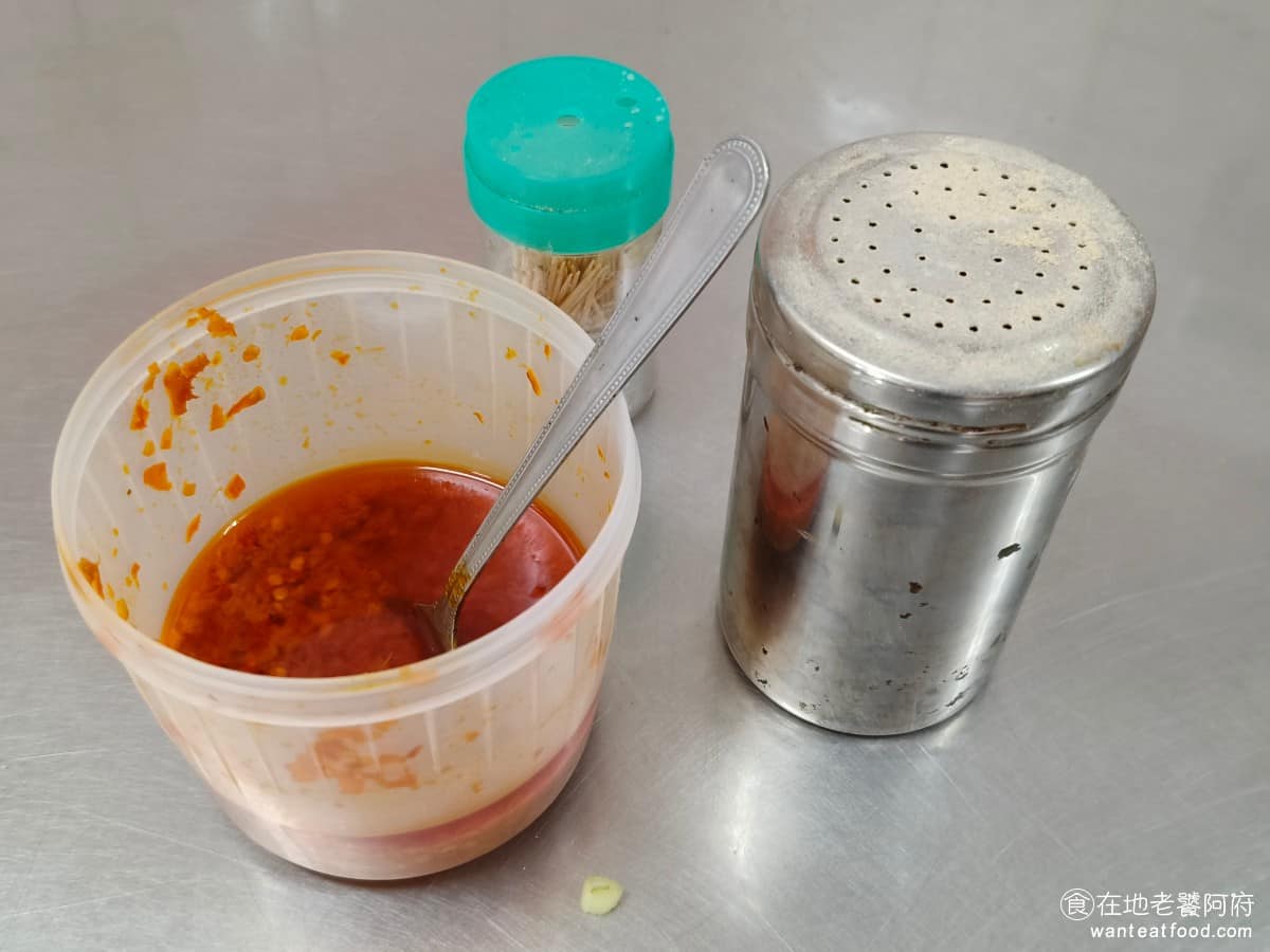 嘉家樂肉丸大甲 嘉家樂肉丸大甲菜單 嘉家樂肉丸大甲推薦 大甲區美食 大甲美食 台灣小吃 肉圓 桌上放的自製辣椒醬,辣度偏高敢吃辣的人可以加一點試試,但建議先少量嘗試,因為很辣,不要一開始就下太重。 @在地老饕阿府