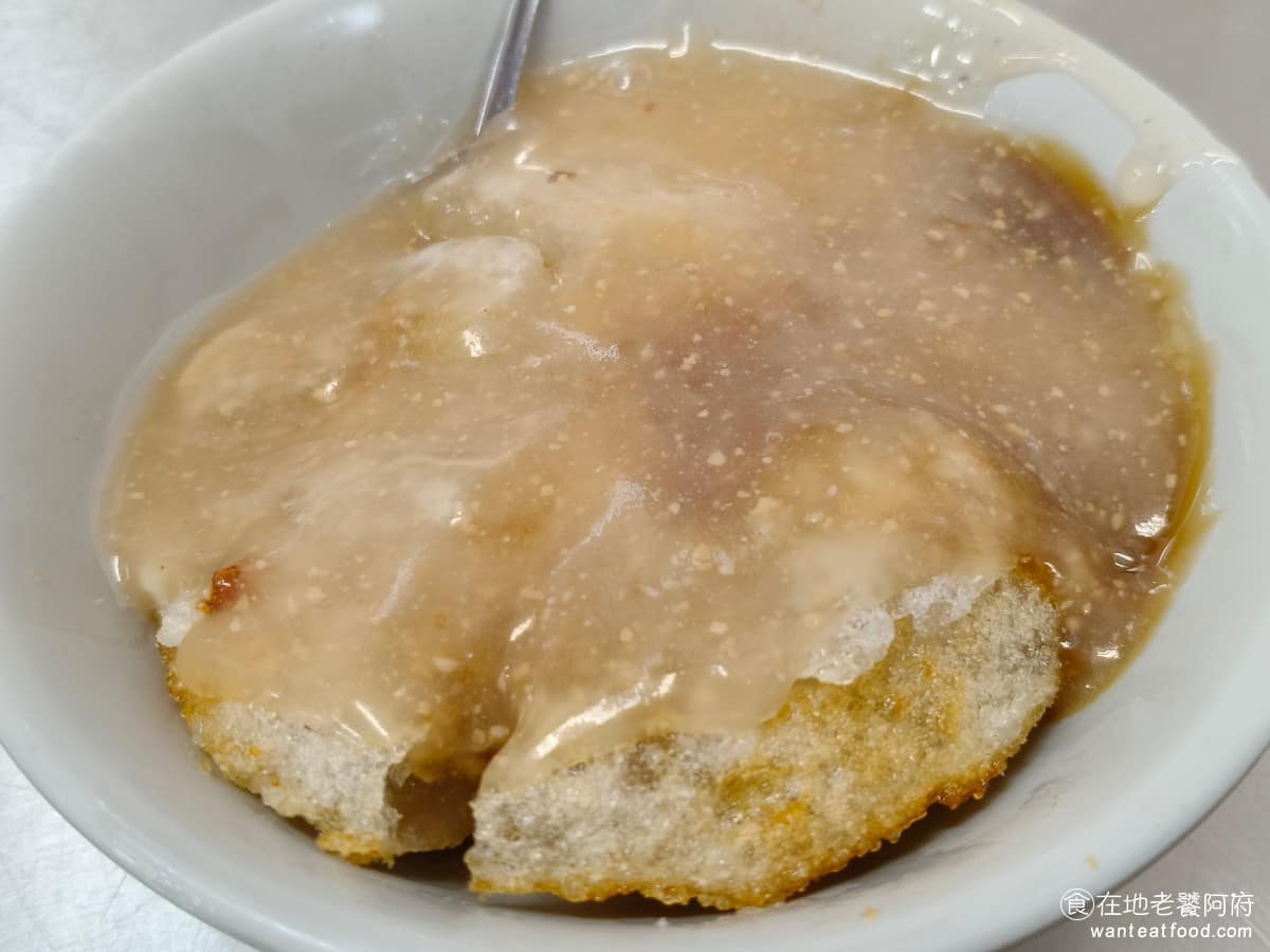 嘉家樂肉丸大甲 嘉家樂肉丸大甲菜單 嘉家樂肉丸大甲推薦 大甲區美食 大甲美食 台灣小吃 肉圓 脆皮肉圓 外皮經過二次高溫回炸,吃起來金黃酥脆,咬下去會有明顯的酥脆聲響,咀嚼幾口後,外皮會慢慢轉為Q彈口感,變化感比較明顯。內餡是整塊豬肉片,配上筍丁,帶點五香味。 @在地老饕阿府
