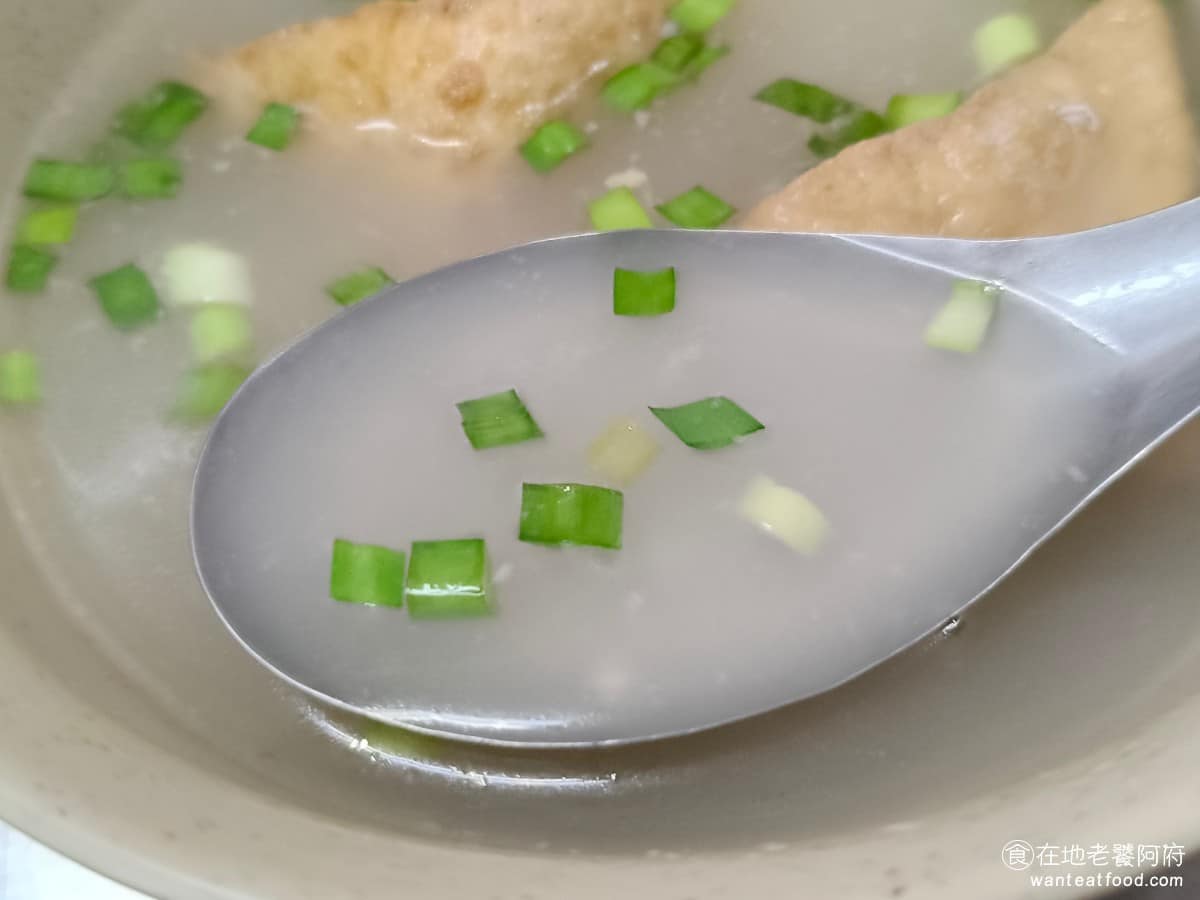 嘉家樂肉丸大甲 嘉家樂肉丸大甲菜單 嘉家樂肉丸大甲推薦 大甲區美食 大甲美食 台灣小吃 肉圓 湯頭也非常有味道,是用大骨高湯熬煮的,上面加了一些韭菜,喝起來不油膩,非常清爽好喝,很適合搭配比較油膩的肉圓。 @在地老饕阿府