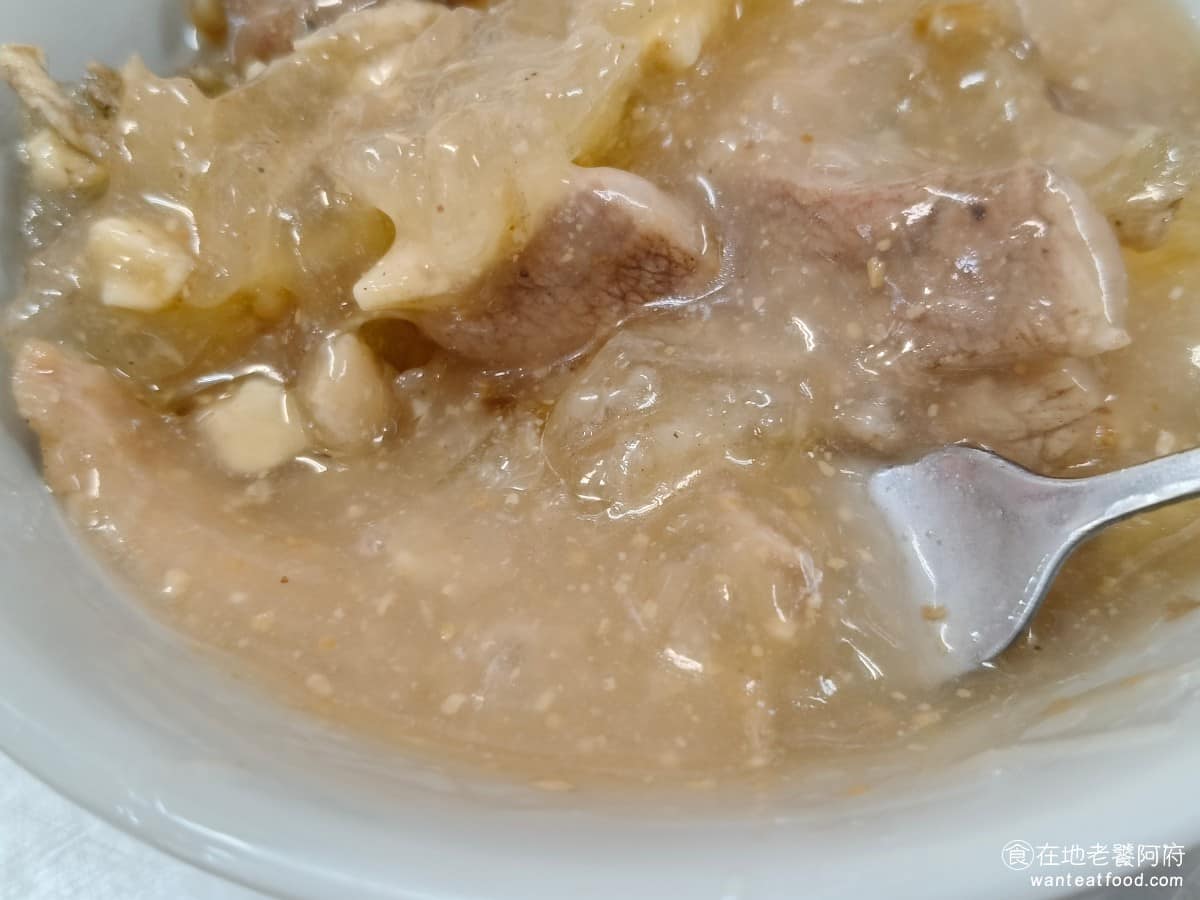 嘉家樂肉丸大甲 嘉家樂肉丸大甲菜單 嘉家樂肉丸大甲推薦 大甲區美食 大甲美食 台灣小吃 肉圓 肉圓的醬料,不是常見的紅色甜辣醬,而是偏白或偏深色、帶點蒜味或花生香氣的醬汁,鹹甜口味比較重,跟中南部常見的肉圓醬不太一樣。 @在地老饕阿府