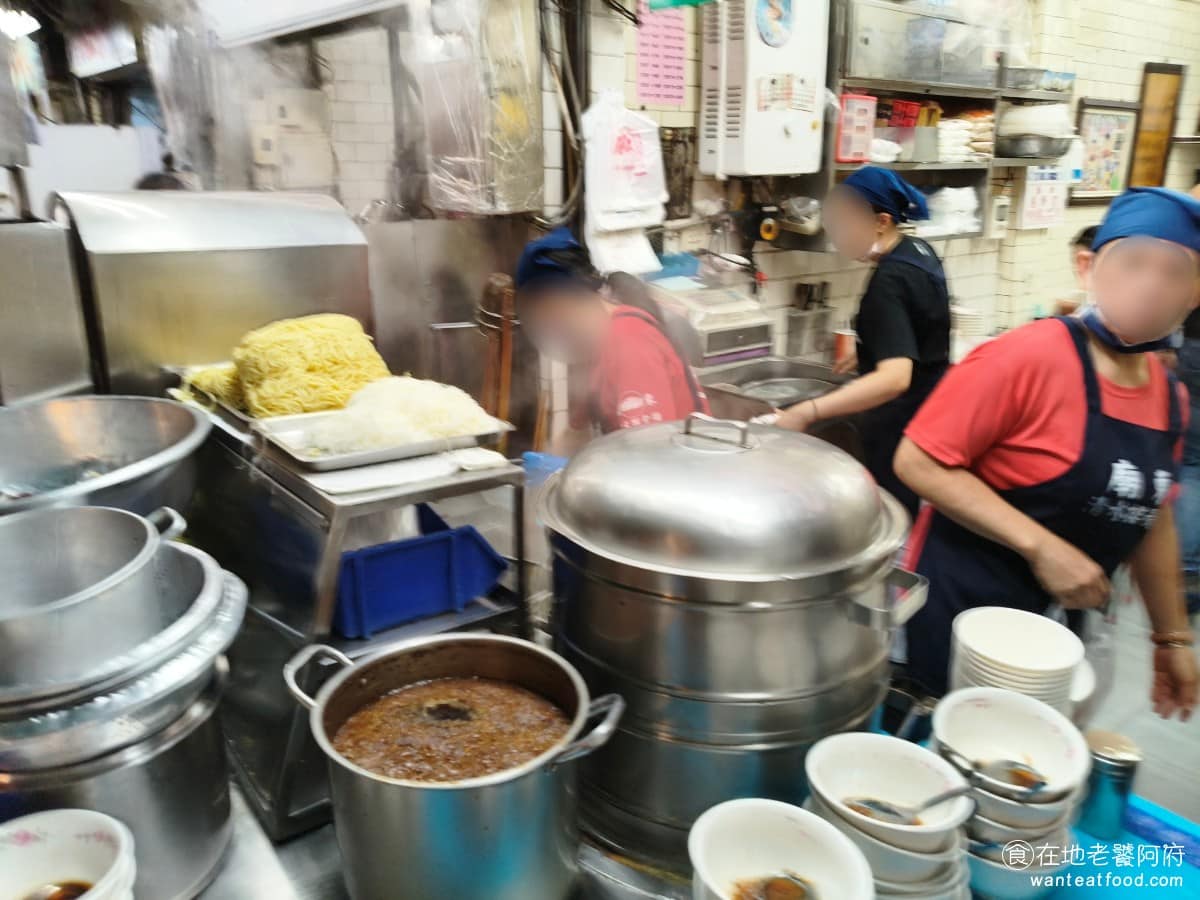 廟東清水排骨麵店 廟東清水排骨麵店菜單 廟東清水排骨麵店推薦 豐原區美食 豐原美食 外地人通常會想，這裡是豐原區，又不是清水區，為何店名會有「清水」兩個字呢？ 主要是第一代老闆陳清旺，從日本學完手藝回來之後開始賣麵，因為他的名字，在算命五行裡缺「水」，才取名「清水排骨麵」，所以跟台中「清水」這個地名，其實沒有關係，這也是不少老顧客才知道的小故事。 @在地老饕阿府