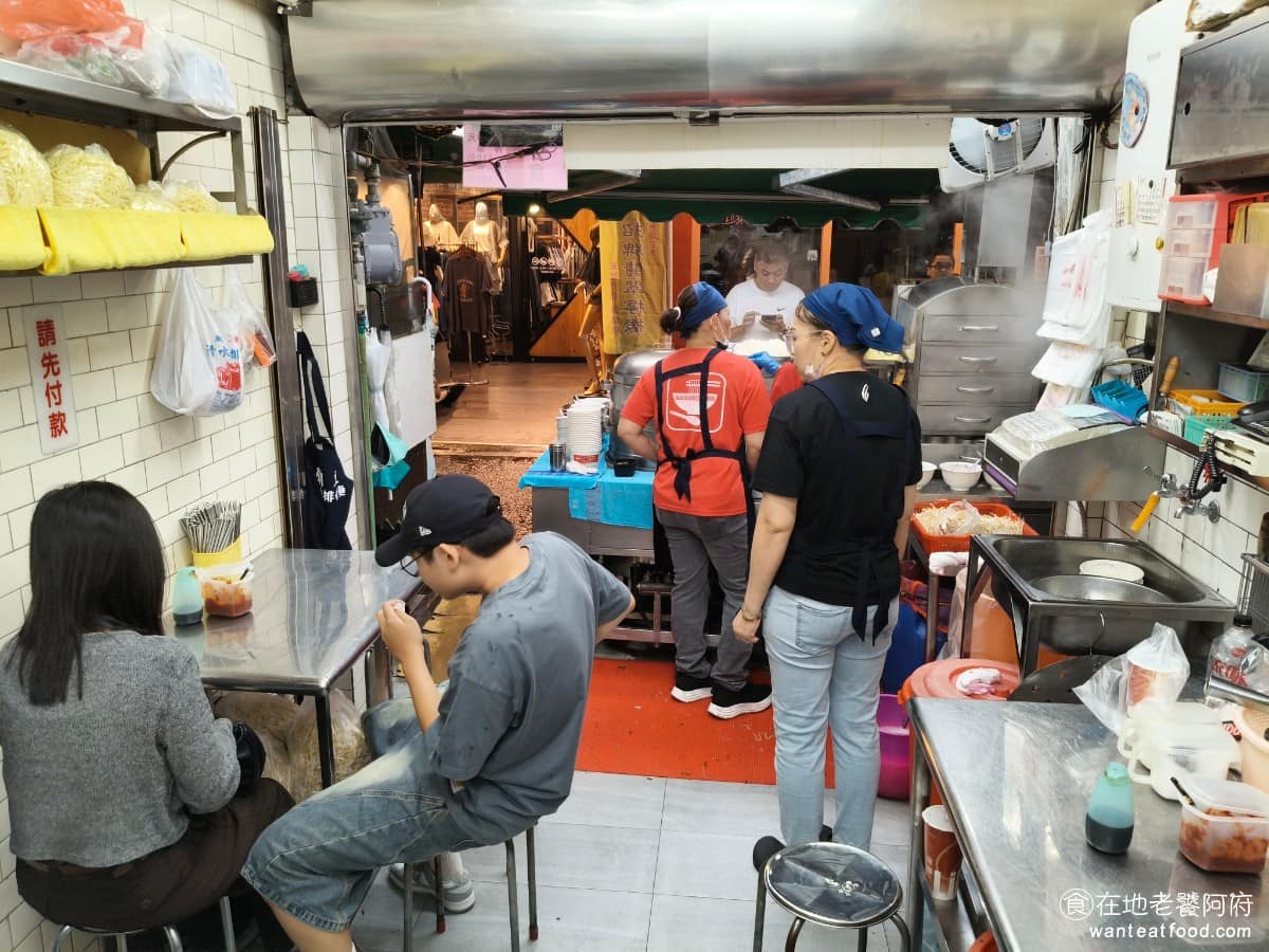 廟東清水排骨麵店 廟東清水排骨麵店菜單 廟東清水排骨麵店推薦 豐原區美食 豐原美食 內用空間真的不大，目測大概 5 到 6 坪左右，座位數也不多，人多的時候，併桌是常態。店內動線分成外帶跟內用兩條隊伍，外帶在左手邊，內用排右手邊。 @在地老饕阿府