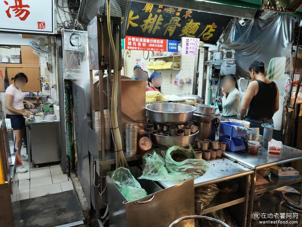 廟東清水排骨麵店 廟東清水排骨麵店菜單 廟東清水排骨麵店推薦 豐原區美食 豐原美食 店面就在台中豐原廟東夜市裡面，地址在中正路167巷，這條巷子本身就是豐原在地很出名的小吃聚集地，剛好就是整個豐原的正中心，除了清水排骨麵之外，附近還有廟東菱角酥、正老牌肉丸、蚵仔煎，老字號小吃非常多。 @在地老饕阿府