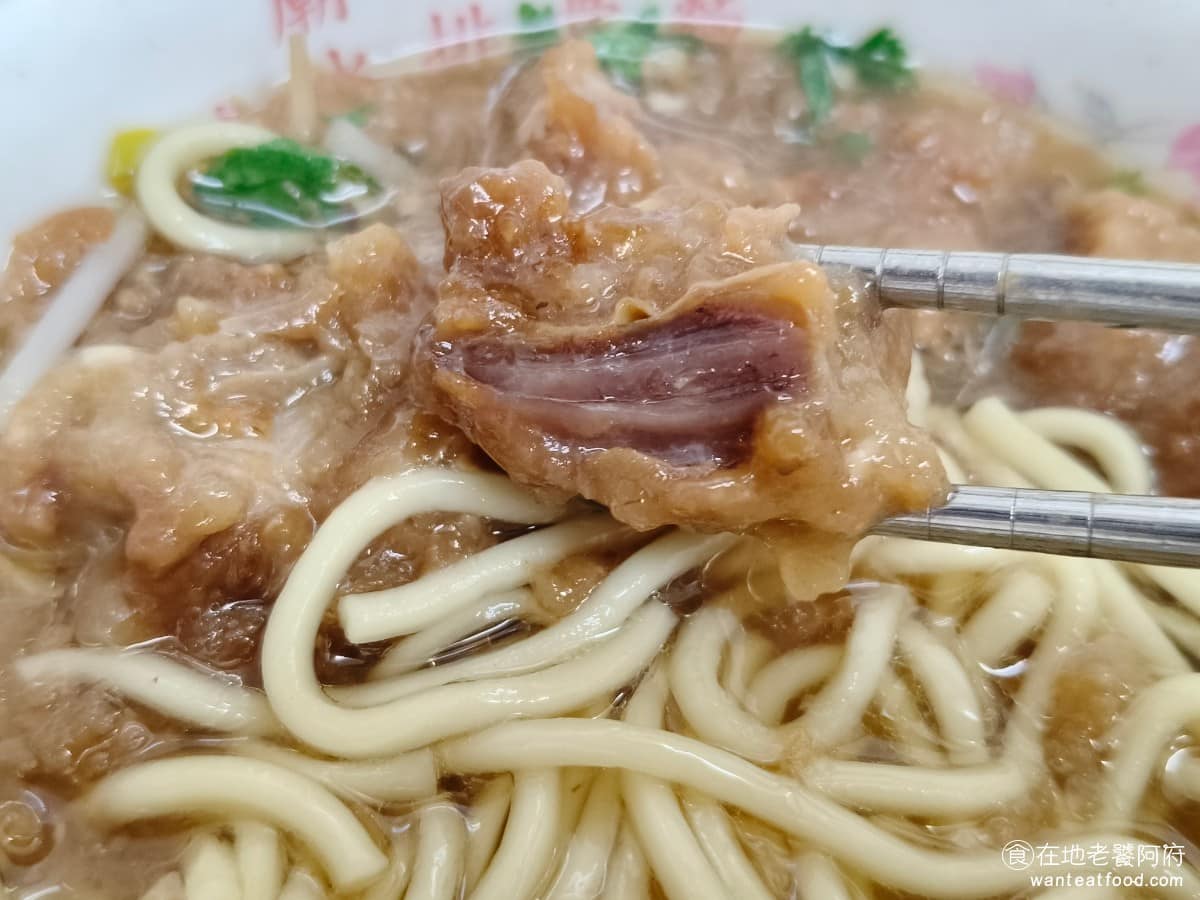廟東清水排骨麵店 廟東清水排骨麵店菜單 廟東清水排骨麵店推薦 豐原區美食 豐原美食 有些瘦肉比例比較高的幾塊，肉質就明顯比較乾硬，咬不太動，有些部位則是炸太久，也是會比較硬，所以不是每一塊，都一樣軟嫩，一樣好吃。但整體來說，還是在水準之上。 @在地老饕阿府