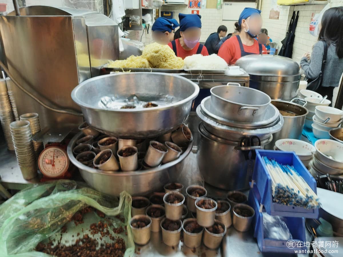 廟東清水排骨麵店 廟東清水排骨麵店菜單 廟東清水排骨麵店推薦 豐原區美食 豐原美食 《廟東清水排骨麵》創立於 1969 年，到現在已經超過 57 年，傳到第三代經營，算是廟東夜市裡，歷史最悠久的老店之一，店名是有註冊商標的，從招牌上就能看到。 @在地老饕阿府