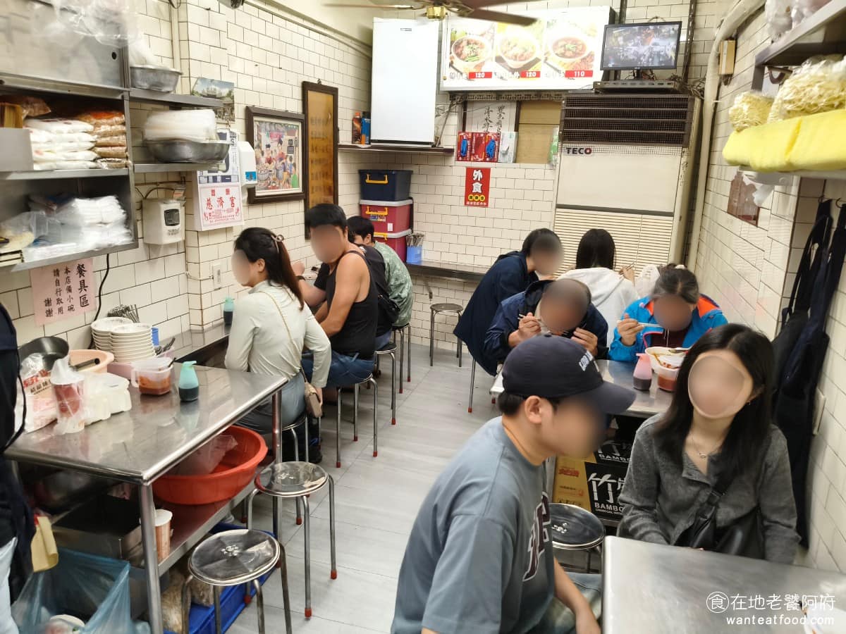 廟東清水排骨麵店 廟東清水排骨麵店菜單 廟東清水排骨麵店推薦 豐原區美食 豐原美食 店面走的是傳統小吃攤的裝潢風格，店門口有一個傳統、不鏽鋼打造的爌爐，入口處掛著「清水排骨麵」的招牌匾額，麵攤上排骨、油麵、醬料、跟碗公擺得滿滿的。 @在地老饕阿府