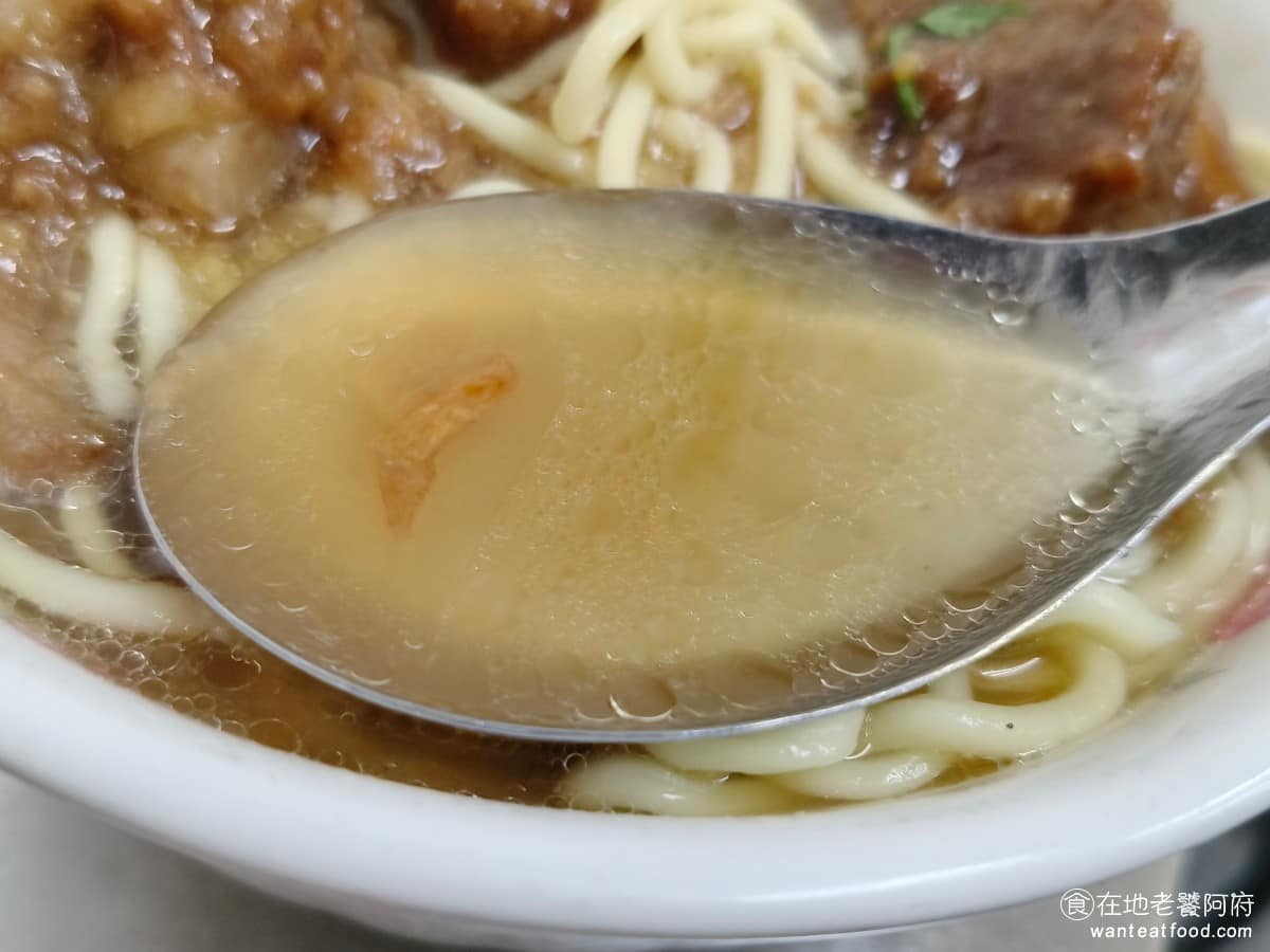 廟東清水排骨麵店 廟東清水排骨麵店菜單 廟東清水排骨麵店推薦 豐原區美食 豐原美食 湯頭加了油蔥酥提香，喝起來不油膩，跟其他家排骨麵的湯頭比起來，《廟東清水排骨麵店》的油蔥酥下得比較不重，味道偏清淡，喜歡重口味和油蔥香濃的人，可能會覺得不夠味，所以這間相對說，算是走清爽一點的風格。 @在地老饕阿府