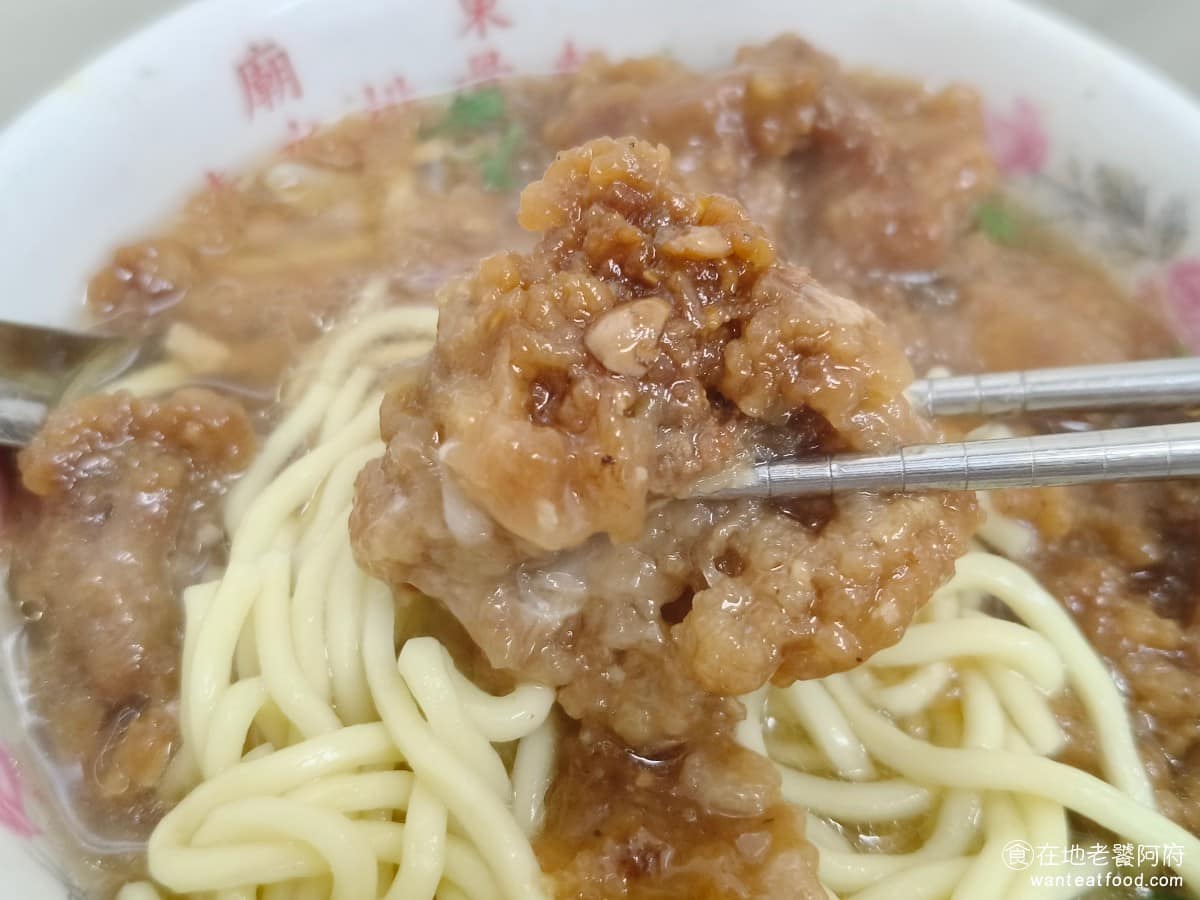 廟東清水排骨麵店 廟東清水排骨麵店菜單 廟東清水排骨麵店推薦 豐原區美食 豐原美食 排骨酥幾乎每一塊都帶骨，完全沒骨頭是少數，肉質整體偏軟，帶筋的那幾塊，咬起來特別Q，味道上真的很好吃。 @在地老饕阿府