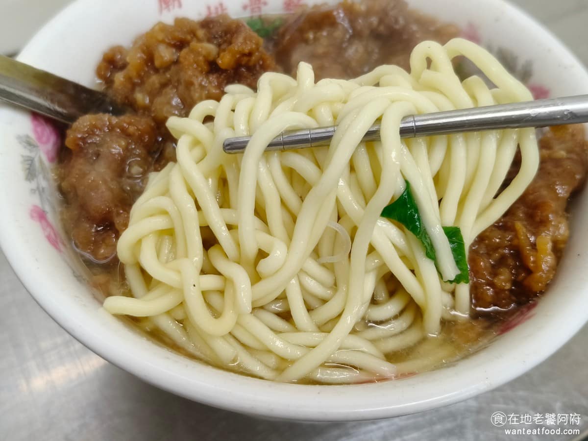 廟東清水排骨麵店 廟東清水排骨麵店菜單 廟東清水排骨麵店推薦 豐原區美食 豐原美食 用的是黃麵，麵體偏粗，碗裡放了豆芽菜、韭菜段，還有店家自己調的醬料。麵條雖然粗，但煮得夠軟，吃起來不會硬，泡久了會繼續吸湯，變得更軟，要盡快吃。 @在地老饕阿府