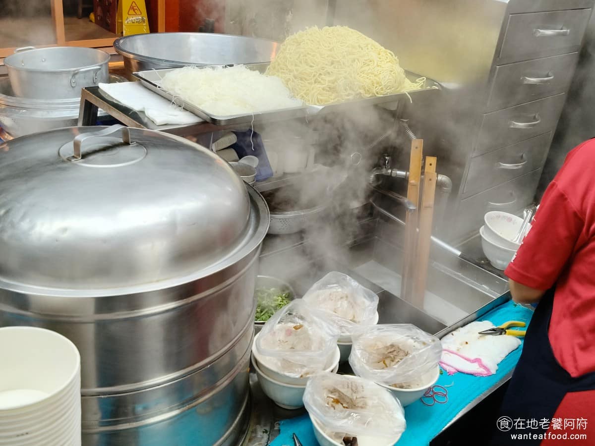 廟東清水排骨麵店 廟東清水排骨麵店菜單 廟東清水排骨麵店推薦 豐原區美食 豐原美食 價格這幾十年來也跟著時代調整，早期一碗大概 60 元左右，現在已經漲到 120 元，漲幅基本是兩倍了，但份量跟用料基本上維持一致。 @在地老饕阿府