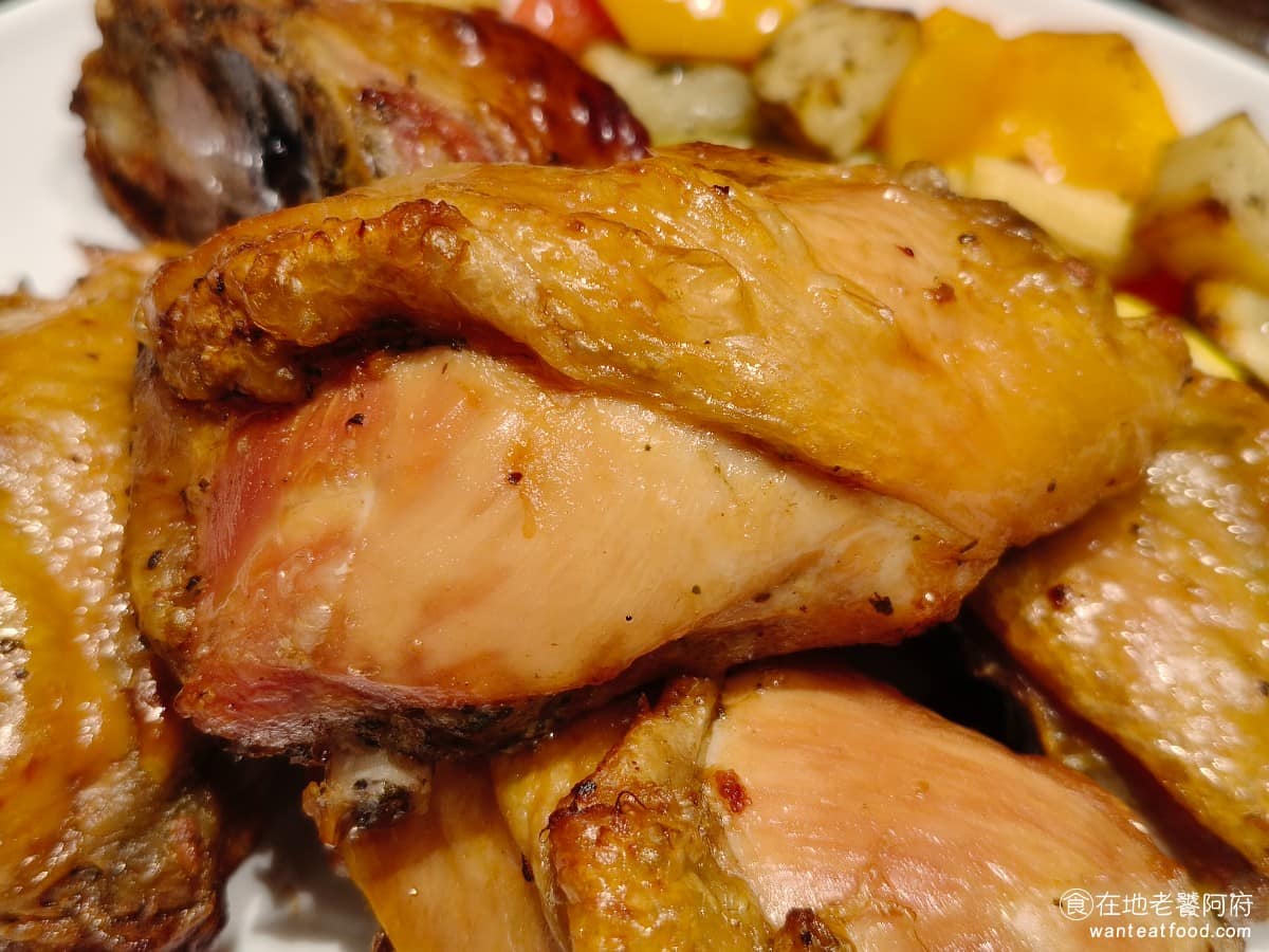 BANCO棒可窯烤PIZZA 自製生麵南港店南港Lalaport 自製生麵南港店南港Lalaport菜單 自製生麵南港店南港Lalaport推薦 南港區美食 整塊雞都處理得很不錯，如果我們下次再來，這份是願意再點的餐點，唯一的小缺點是部分邊角位置烤得較焦，那幾口雞肉的肉質會很硬，很破壞口感。 @在地老饕阿府