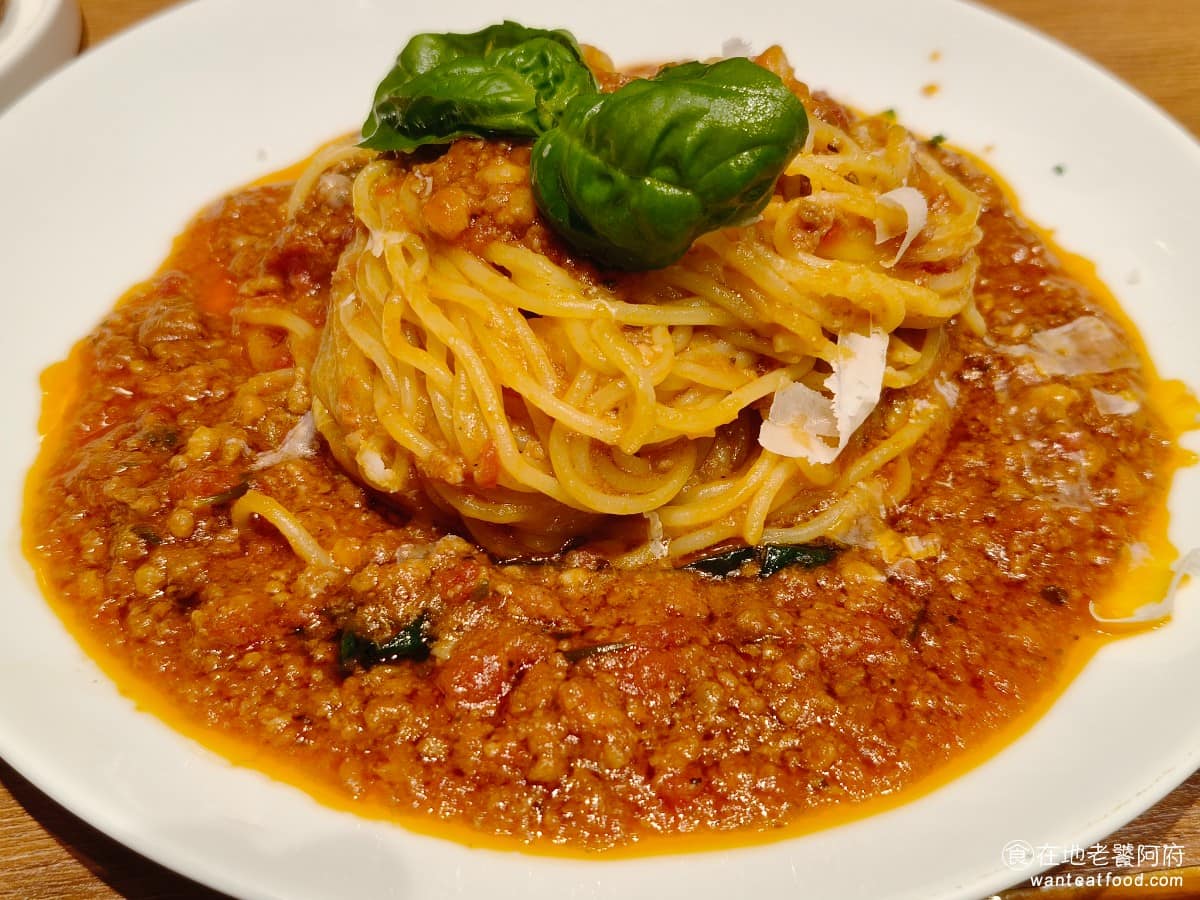 BANCO棒可窯烤PIZZA 自製生麵南港店南港Lalaport 自製生麵南港店南港Lalaport菜單 自製生麵南港店南港Lalaport推薦 南港區美食 義式那不勒斯牛豬肉醬生麵 同樣是使用生麵，一般乾麵用熱風烘乾後，口感偏硬，BANCO採用真空技術，保留麵條水分，讓麵體Q彈飽滿，吃起來也非常綿密。 @在地老饕阿府