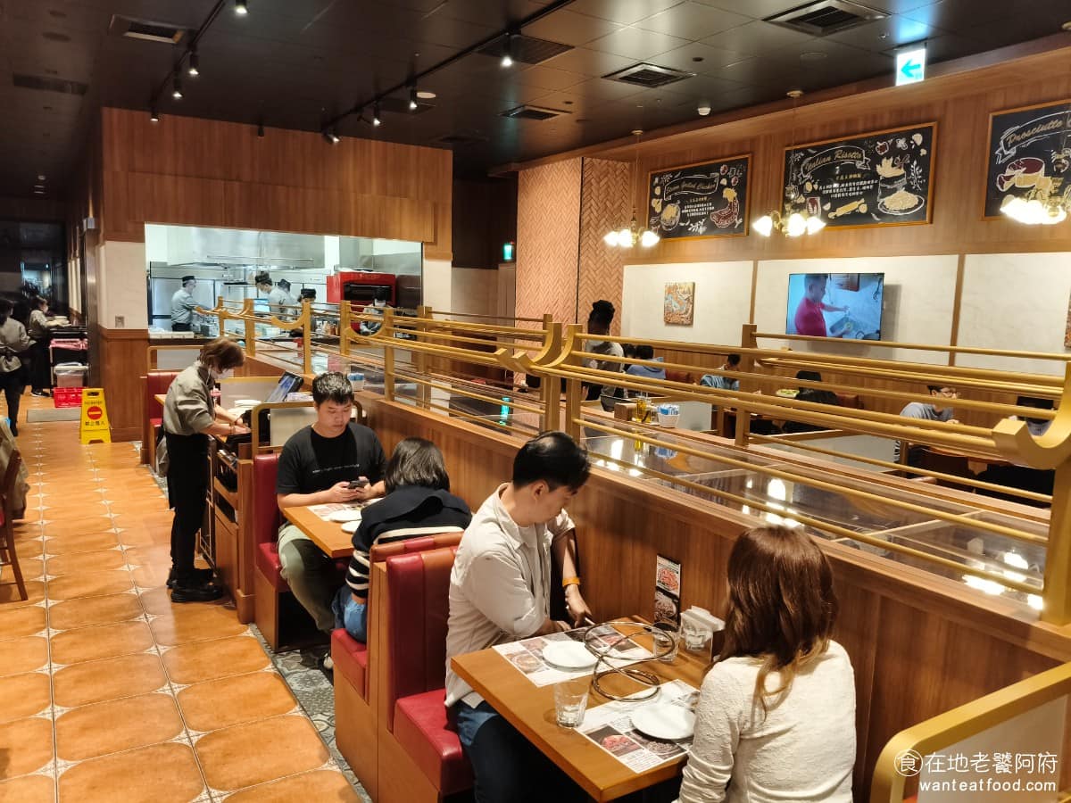 BANCO棒可窯烤PIZZA 自製生麵南港店南港Lalaport 自製生麵南港店南港Lalaport菜單 自製生麵南港店南港Lalaport推薦 南港區美食 《BANCO棒可 南港Lalaport》挑高設計讓整體寬敞，紅磚牆搭配沙發座位，用餐氛圍帶有南歐風格，動線清楚，座位數足夠，沙發椅坐著很舒適。 @在地老饕阿府