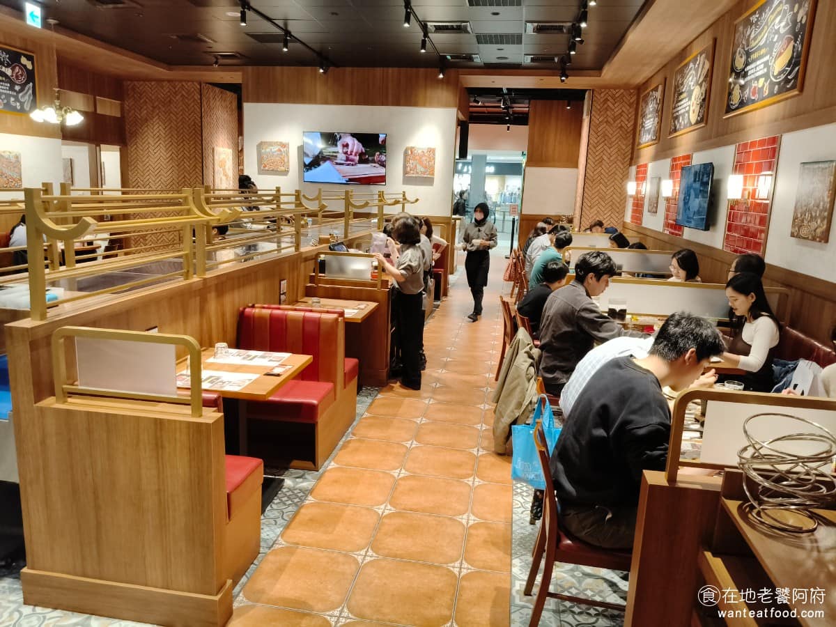 BANCO棒可窯烤PIZZA 自製生麵南港店南港Lalaport 自製生麵南港店南港Lalaport菜單 自製生麵南港店南港Lalaport推薦 南港區美食 點餐時間到 8 點，所以想來吃的話要提早來，因為還可能加上排隊等候的時間，生意很好，並不是來了就能直接入店。 @在地老饕阿府