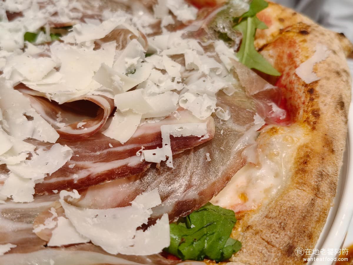 BANCO棒可窯烤PIZZA 自製生麵南港店南港Lalaport 自製生麵南港店南港Lalaport菜單 自製生麵南港店南港Lalaport推薦 南港區美食 餅皮剛出爐時，軟Q有嚼勁，越嚼越有麥香，但放冷後硬度明顯上升，建議趁熱吃完。 @在地老饕阿府