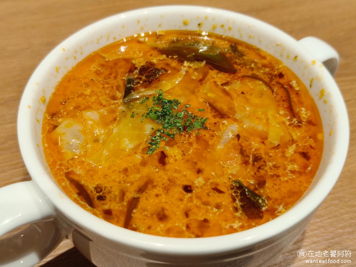 BANCO棒可窯烤PIZZA 自製生麵南港店南港Lalaport 自製生麵南港店南港Lalaport菜單 自製生麵南港店南港Lalaport推薦 南港區美食 經典牛豬肉醬羅宋湯 蔬菜和番茄燉煮得入味，整體味道還行，比較明顯的缺點是湯面浮油比例偏高，不撈油直接喝會偏膩，建議先稍微撇掉油花，再喝，風味就會好多了。 @在地老饕阿府