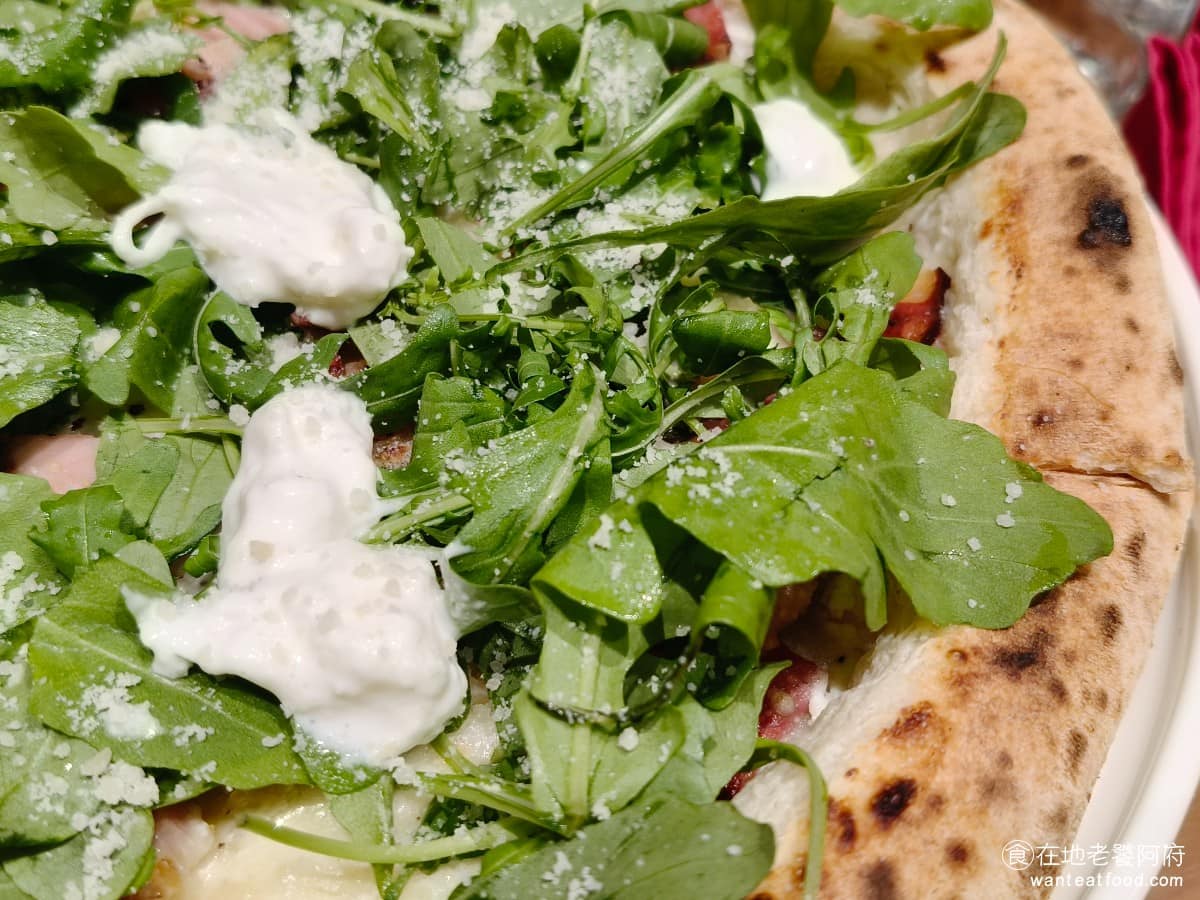 BANCO棒可窯烤PIZZA 自製生麵南港店南港Lalaport 自製生麵南港店南港Lalaport菜單 自製生麵南港店南港Lalaport推薦 南港區美食 對愛吃重口味起司的人來說，三種起司的搭配是亮點，吃起來味道非常豐富，至於裡頭的臘腸口味則是偏鹹，而且非常硬，幾乎是咬不動，這算是小小缺點。 @在地老饕阿府