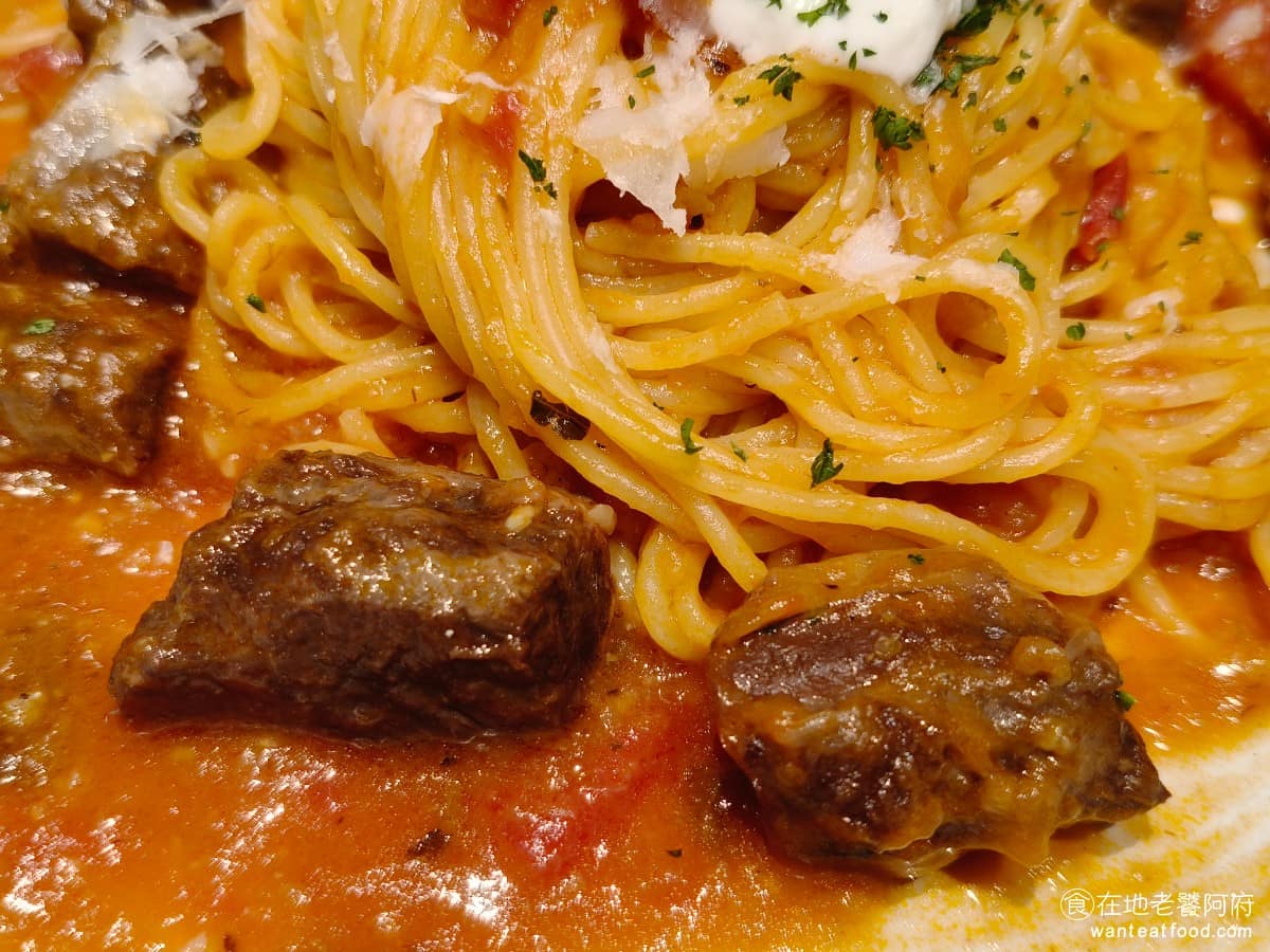 BANCO棒可窯烤PIZZA 自製生麵南港店南港Lalaport 自製生麵南港店南港Lalaport菜單 自製生麵南港店南港Lalaport推薦 南港區美食 醬汁不只有一般肉醬的厚重感，還帶著紅酒的香氣，讓整碗的風味層次明顯提升，牛肉燉得軟嫩不柴，這是推薦點的一道。 @在地老饕阿府