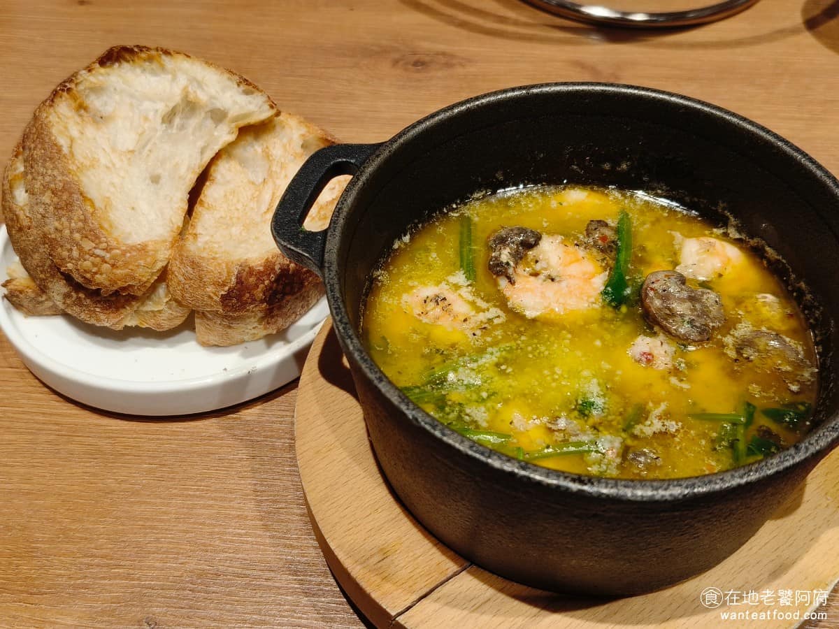 BANCO棒可窯烤PIZZA 自製生麵南港店南港Lalaport 自製生麵南港店南港Lalaport菜單 自製生麵南港店南港Lalaport推薦 南港區美食 橄欖油封洋菇菠菜鮮蝦加佛卡夏麵包 蝦子數量給得很誠意，加了辣橄欖油，讓整道菜帶微辣，配上佛卡夏麵包一起吃，香氣很到位。 @在地老饕阿府