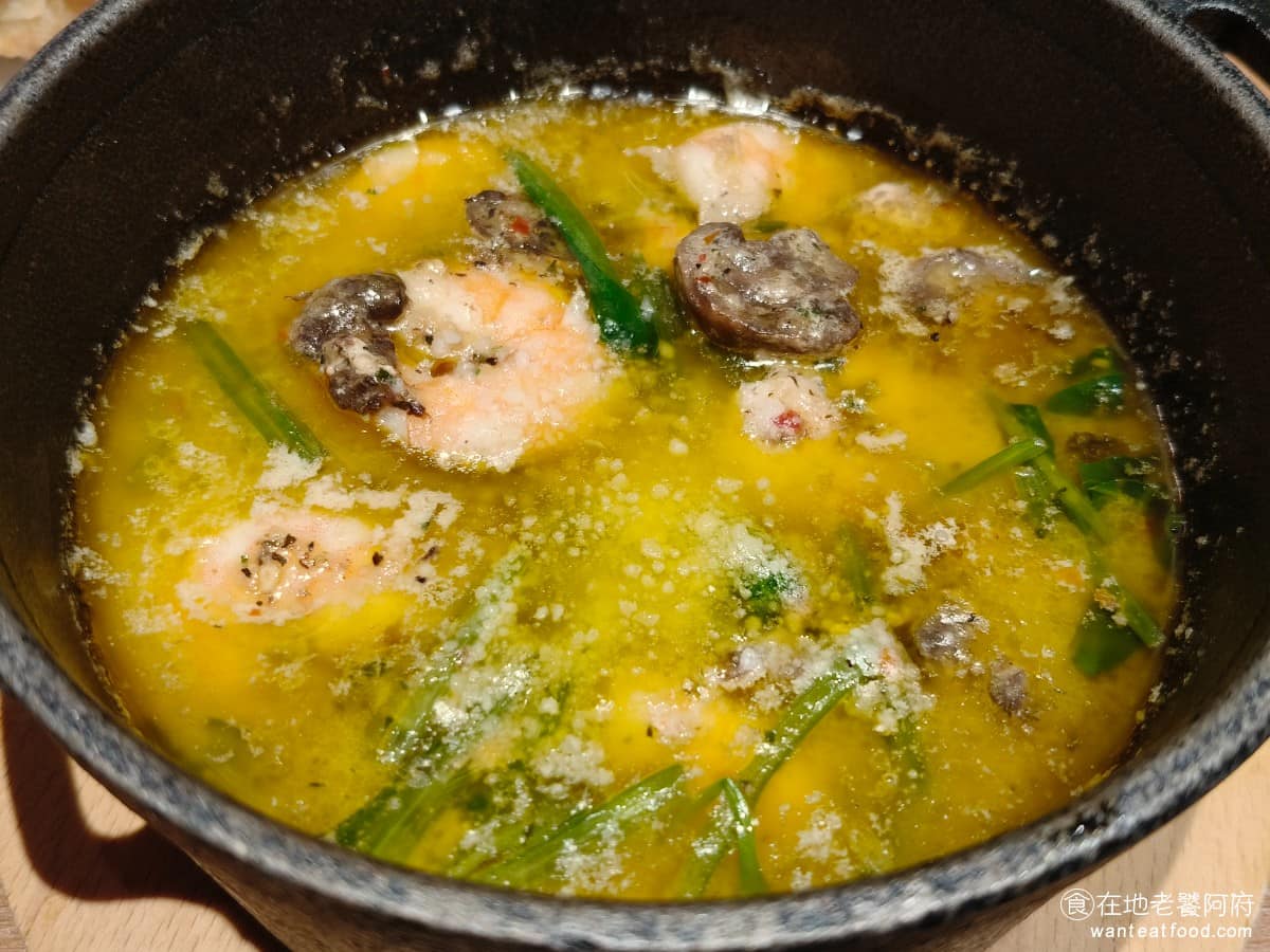 BANCO棒可窯烤PIZZA 自製生麵南港店南港Lalaport 自製生麵南港店南港Lalaport菜單 自製生麵南港店南港Lalaport推薦 南港區美食 不過《BANCO棒可 南港Lalaport》的佛卡夏麵包硬度偏高，需要泡在橄欖油中一陣子才好入口，但泡太多又會覺得太油，比例要自己拿捏。喜歡沾料吃麵包的方式、接受硬口感麵包的人，會比較能享受。 @在地老饕阿府