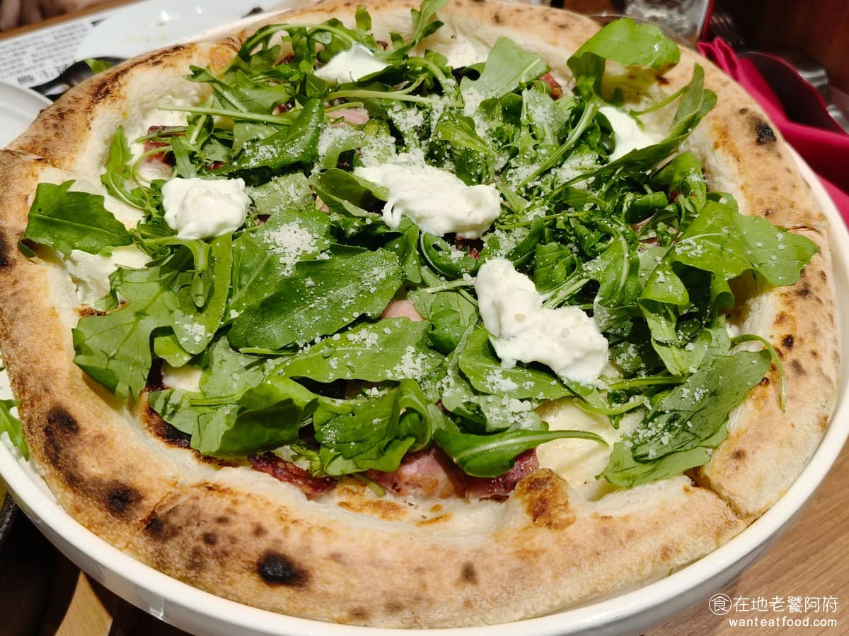 BANCO棒可窯烤PIZZA 自製生麵南港店南港Lalaport 自製生麵南港店南港Lalaport菜單 自製生麵南港店南港Lalaport推薦 南港區美食 三種起司雙腸披薩 同樣走正統義式路線，餅皮吃得到麵團香氣，剛上桌時口感還算可以，一旦稍微放涼，咬起來就會比較費力，個人是偏好軟一點的作法。 @在地老饕阿府