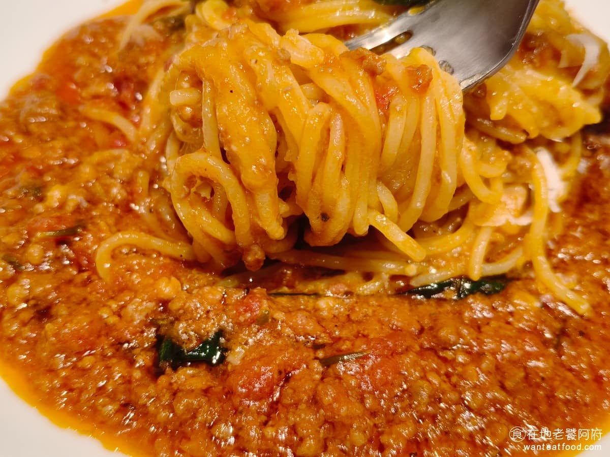 BANCO棒可窯烤PIZZA 自製生麵南港店南港Lalaport 自製生麵南港店南港Lalaport菜單 自製生麵南港店南港Lalaport推薦 南港區美食 唯一要留意的是，這種生麵作法，放冷之後，麵條容易黏成一團，就很難拌著醬料吃了，一定要趁熱吃。 @在地老饕阿府