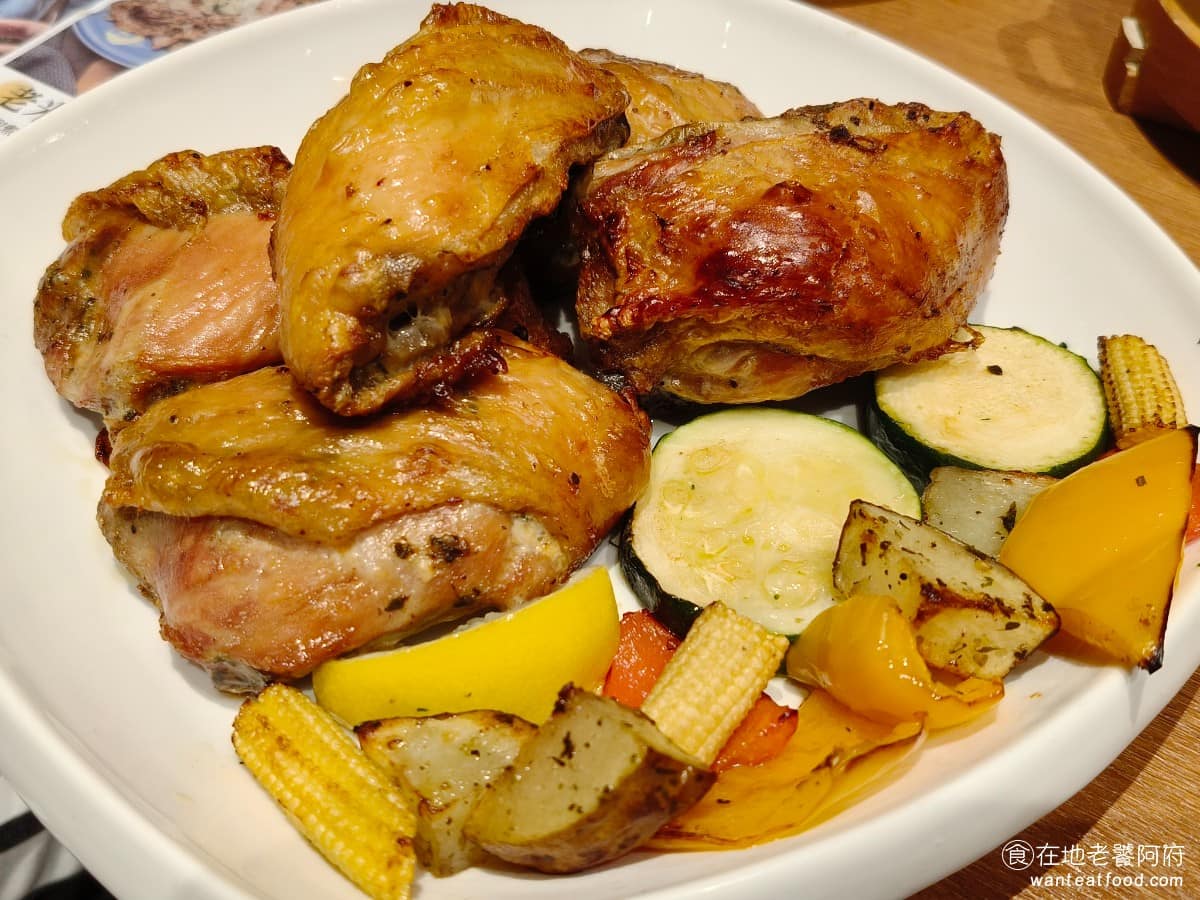 BANCO棒可窯烤PIZZA 自製生麵南港店南港Lalaport 自製生麵南港店南港Lalaport菜單 自製生麵南港店南港Lalaport推薦 南港區美食 蒸烤嫩雞 店內的招牌菜，點的人多等待時間相對長一些，但端上桌之後，確實值得等，外皮烤得酥脆，雞肉醃製入味，肉質軟嫩多汁。 @在地老饕阿府