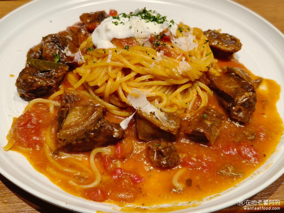 BANCO棒可窯烤PIZZA 自製生麵南港店南港Lalaport 自製生麵南港店南港Lalaport菜單 自製生麵南港店南港Lalaport推薦 南港區美食 紅酒燉牛肉生麵 義大利麵用的是生麵，生麵的口感，和外面常見的乾麵完全不同，軟嫩中帶有扎實的嚼勁，吃起來新鮮、飽實，很難在別的地方吃到，口感確實特別。 @在地老饕阿府