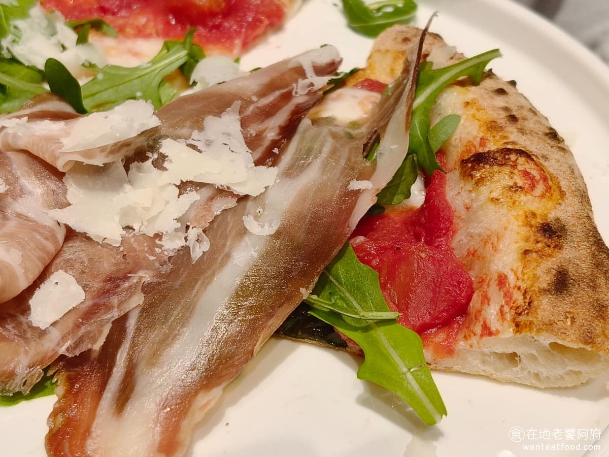 BANCO棒可窯烤PIZZA 自製生麵南港店南港Lalaport 自製生麵南港店南港Lalaport菜單 自製生麵南港店南港Lalaport推薦 南港區美食 傳統的義大利披薩，不會著重於醬料，比較注重於麵團本身的嚼勁，『BANCO棒可 南港Lalaport』的披薩，完全有做到義式的口味，所以番茄醬料下的比重，比較沒那麼多。 @在地老饕阿府