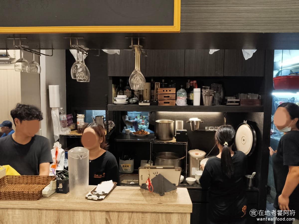 花娘小館(創始店) 花娘小館(創始店)菜單 花娘小館(創始店)推薦 松山區美食 松山美食 黃仁勳其實去過很多間餐廳,但唯獨這間名氣最旺,原因是《花娘小館 創始店》是黃仁勳第一次來台灣,最早吃的餐廳,並且登上新聞媒體,而且近期也被黃仁勳放到 AI 供應鏈的看板上。 @在地老饕阿府