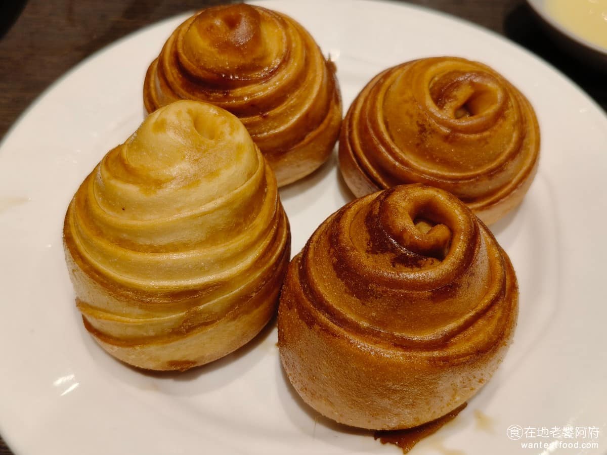 花娘小館(創始店) 花娘小館(創始店)菜單 花娘小館(創始店)推薦 松山區美食 松山美食 銀絲卷 作為飯後甜點上桌,炸成螺旋狀,外皮酥脆、裡面口感軟嫩,淋上煉乳增添甜香,一份四個,甜而不膩,是收尾很剛好的選擇。只不過外皮如果炸的脆一點會更好。 @在地老饕阿府