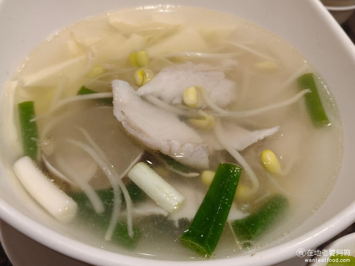 花娘小館(創始店) 花娘小館(創始店)菜單 花娘小館(創始店)推薦 松山區美食 松山美食 天府豆花魚湯 湯頭喝起來清爽,滿滿豆芽菜味,魚味相對淡一些,裡面料給得很豐富,有蛤蜊、魚肉、豆花,配料吃起來豐富多樣,湯裡還喝得到淡淡的薑味,屬於清爽解膩型的湯品。 @在地老饕阿府