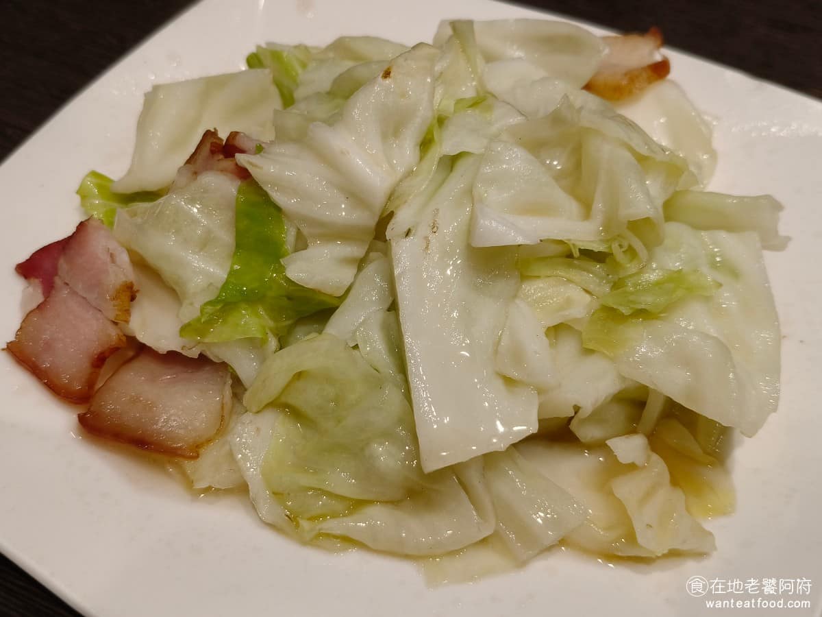 花娘小館(創始店) 花娘小館(創始店)菜單 花娘小館(創始店)推薦 松山區美食 松山美食 高麗臘肉 高麗菜跟臘肉一起下鍋拌炒,整盤高麗菜都吸滿臘肉的煙燻香氣,吃起來超香,是道很家常但下飯的小炒。 @在地老饕阿府