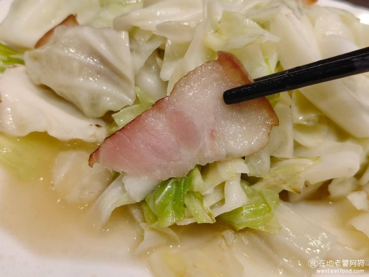 花娘小館(創始店) 花娘小館(創始店)菜單 花娘小館(創始店)推薦 松山區美食 松山美食 臘肉雖然本身肉很硬,但因為切得比較薄,所以可以直接吃的,底部的醬汁調味非常鹹,適合配飯,重口味的人一定很喜歡。 @在地老饕阿府