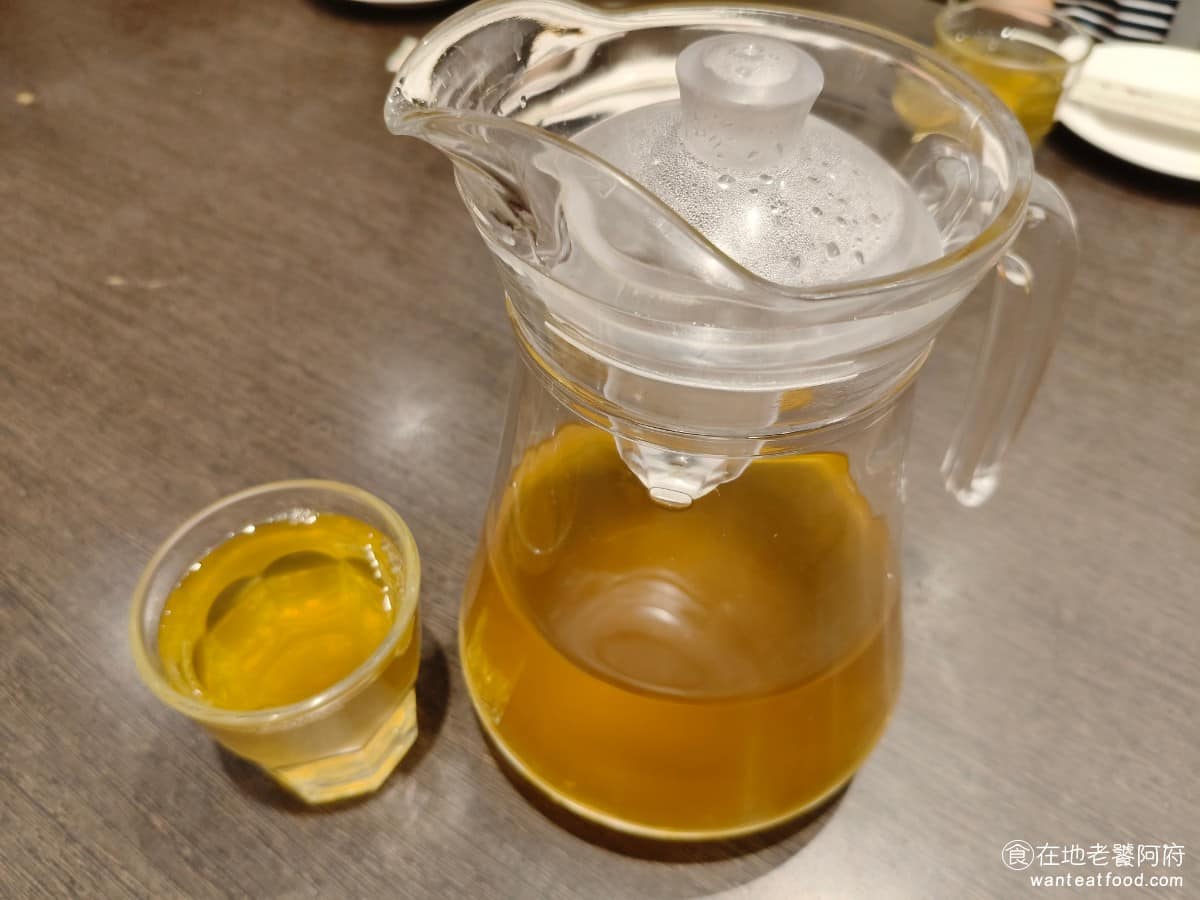 花娘小館(創始店) 花娘小館(創始店)菜單 花娘小館(創始店)推薦 松山區美食 松山美食 每個桌上會有一壺茶,喝起來是溫的,配著菜吃非常的解膩。 @在地老饕阿府