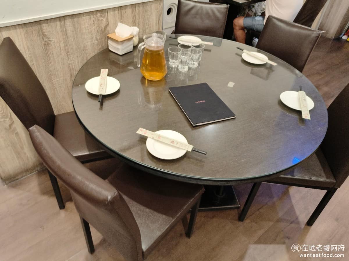 花娘小館(創始店) 花娘小館(創始店)菜單 花娘小館(創始店)推薦 松山區美食 松山美食 創始店的座位幾乎都是圓桌,因為空間小所以會覺得做得比較擠,包廂也沒有完全隔絕,客人講話聲音也比較大聲。相較於新的分店,這裡環境比較陽春。 @在地老饕阿府