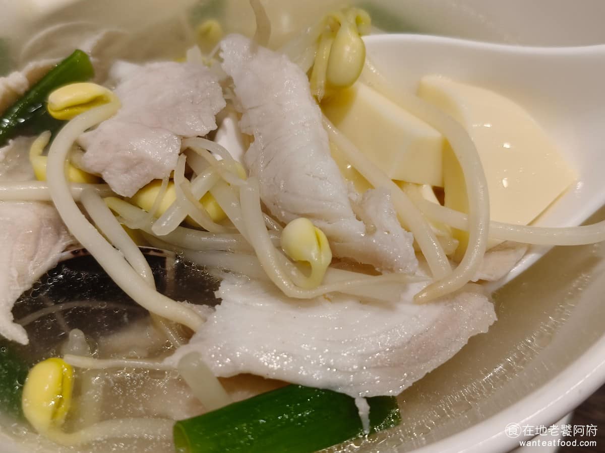 花娘小館(創始店) 花娘小館(創始店)菜單 花娘小館(創始店)推薦 松山區美食 松山美食 裡面其實放的不是豆花,也不是一般的雞蛋豆腐,而是芙蓉豆腐,所以吃起來味道超級棒,小孩也會愛吃。魚片也都非常的新鮮,只是有些人可能不喜歡豆芽菜沒去頭。如果想喝重口味一點的人,可以點酸菜肚片湯也不錯。 @在地老饕阿府