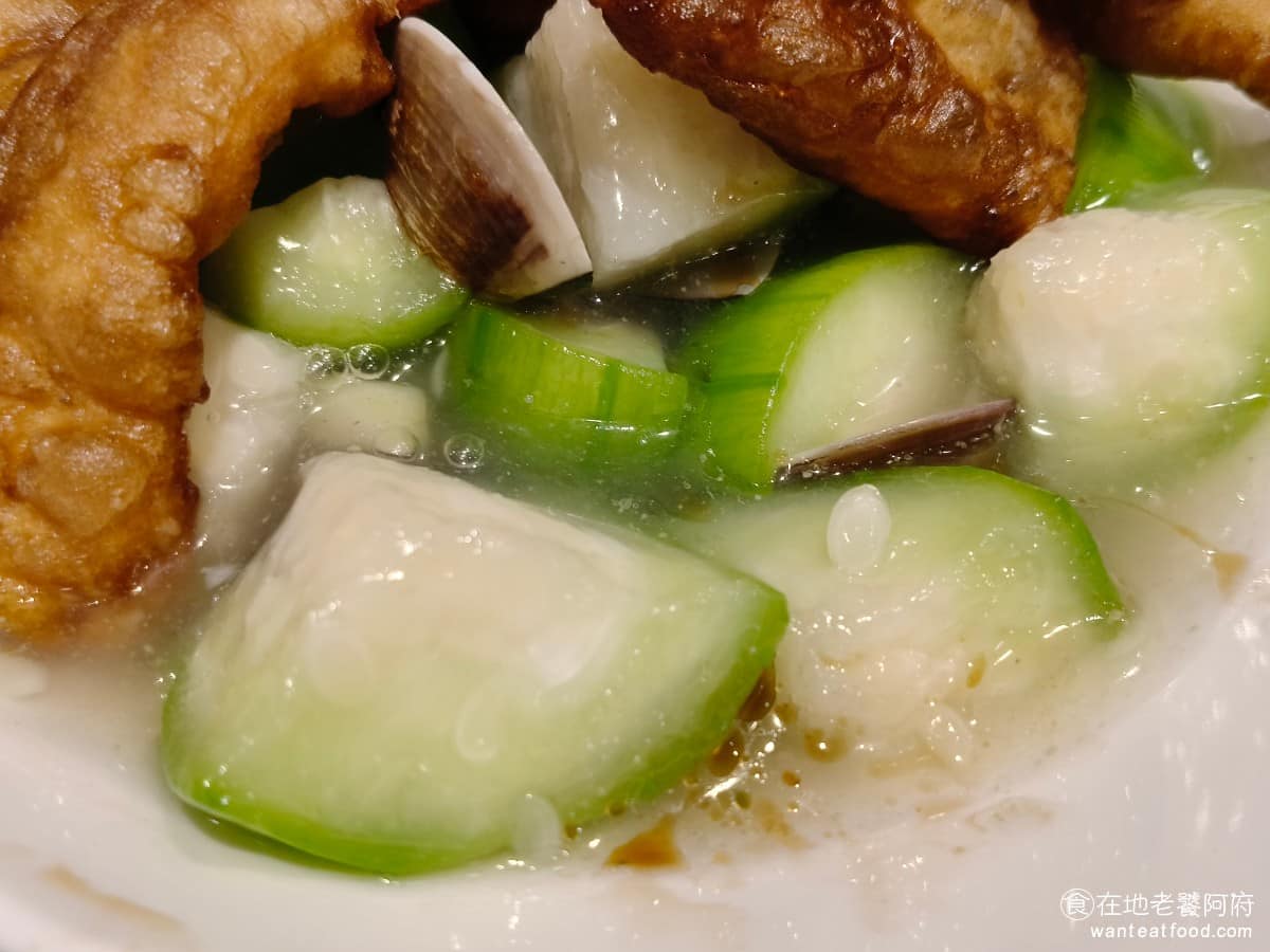 花娘小館(創始店) 花娘小館(創始店)菜單 花娘小館(創始店)推薦 松山區美食 松山美食 吃起來雖然很清爽,但絲瓜本身的湯汁,其實沒什麼調味,而且油條本身的焦味也比較重,這一道菜我們下次來,可能不會再點。 @在地老饕阿府