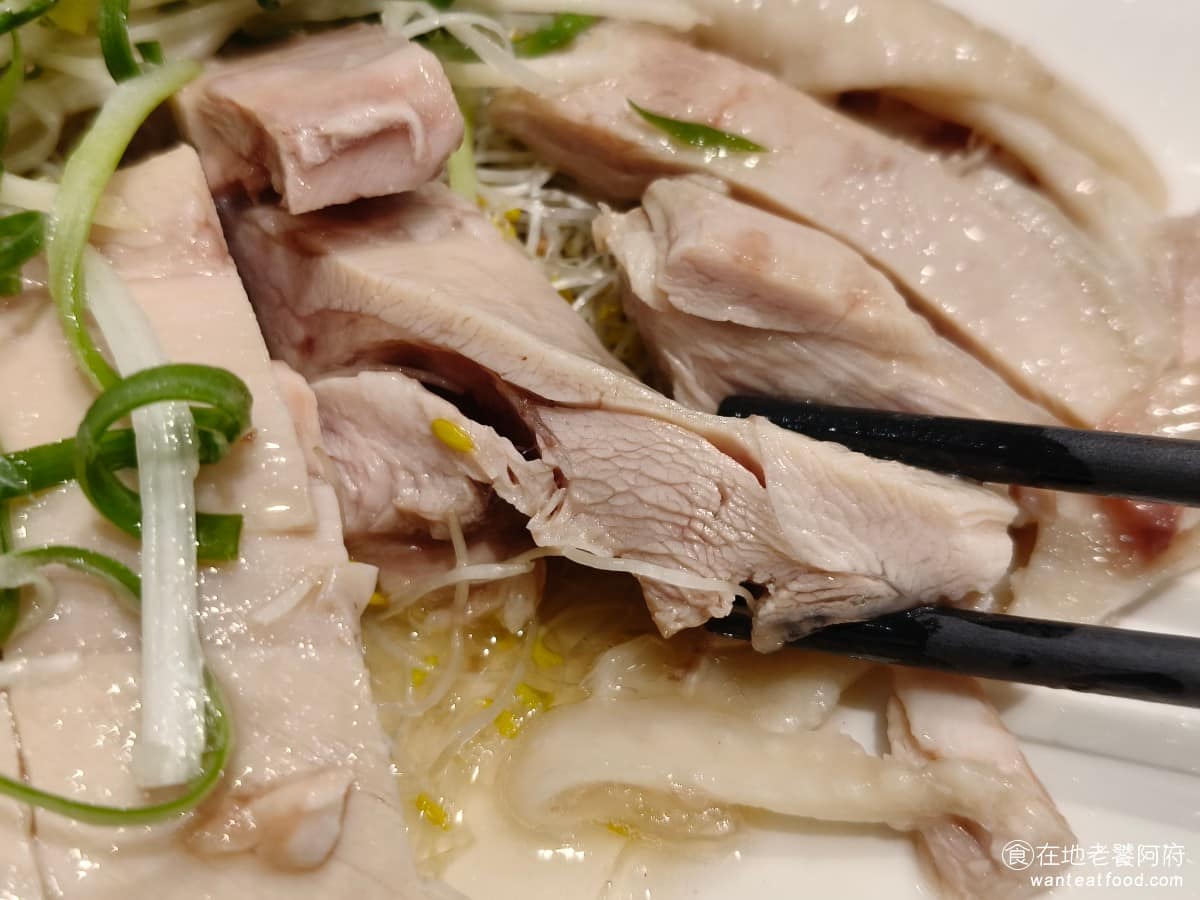 花娘小館(創始店) 花娘小館(創始店)菜單 花娘小館(創始店)推薦 松山區美食 松山美食 我們吃過很多的油蔥雞,常都會有退冰不完全、切得太厚,或肉質太硬的問題,但《花娘小館 創始店》的油蔥雞幾乎完美,蔥味十足,也不會太油膩,不愧是招牌必點。 @在地老饕阿府