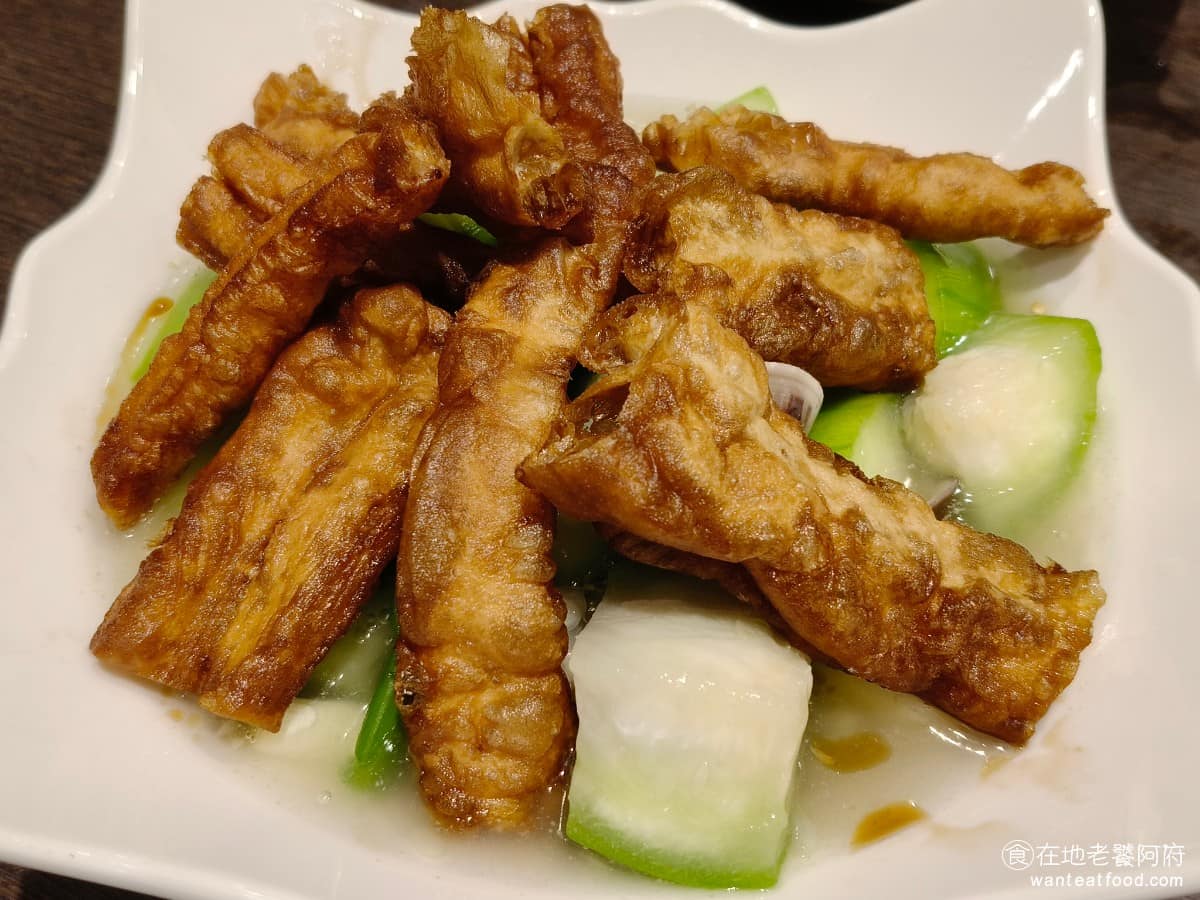 花娘小館(創始店) 花娘小館(創始店)菜單 花娘小館(創始店)推薦 松山區美食 松山美食 絲瓜燜油條 絲瓜上面鋪了大量剛炸好的油條,油條原本炸得很酥脆,泡進絲瓜湯汁裡吸飽湯汁後會馬上軟化,吃起來相當入味好吃,但如果直接單吃油條本身,口感會比較硬一點。 @在地老饕阿府