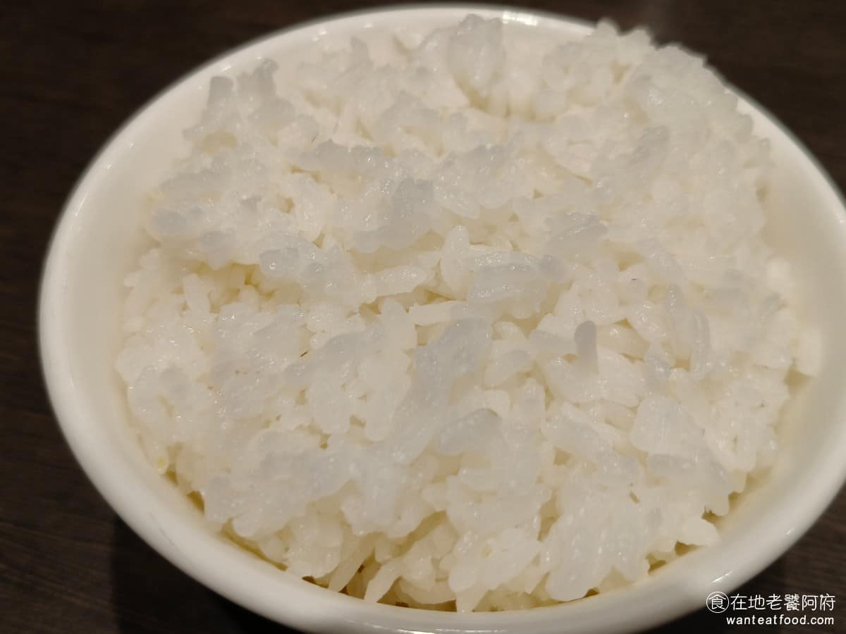 花娘小館(創始店) 花娘小館(創始店)菜單 花娘小館(創始店)推薦 松山區美食 松山美食 白飯 白飯口感很軟,不會太硬吃起來還算舒服,只不過水加得太少,所以吃起來有點乾。如果不吃白飯的話,也可以直接點銀絲卷做搭配。 @在地老饕阿府