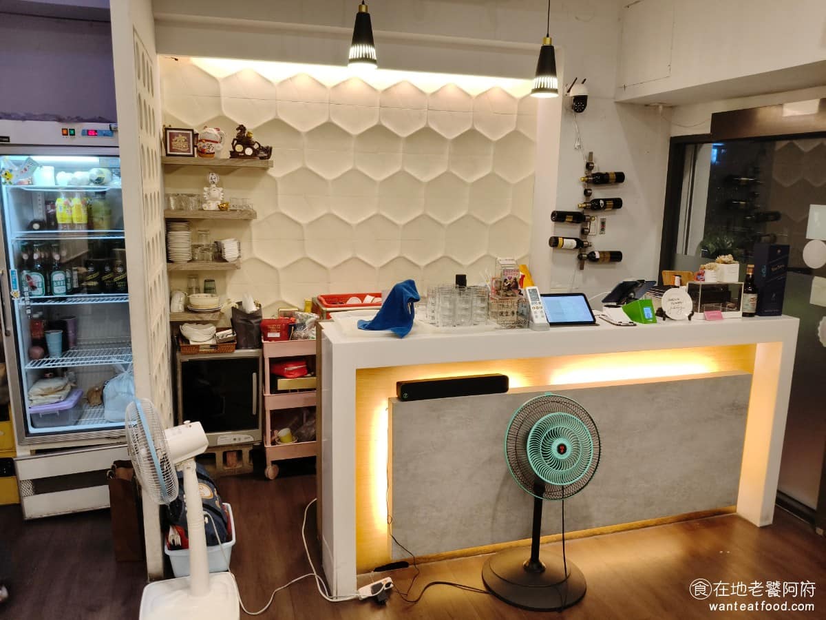 花娘小館(創始店) 花娘小館(創始店)菜單 花娘小館(創始店)推薦 松山區美食 松山美食 鄭文強後來還跟藍心湄合開過「Kiki 老媽」餐廳,這個「老媽」指的就是皇城老媽。兩人拆夥後,改名為「Kiki」,現在也還有賣蒼蠅頭、老皮嫩肉。 @在地老饕阿府